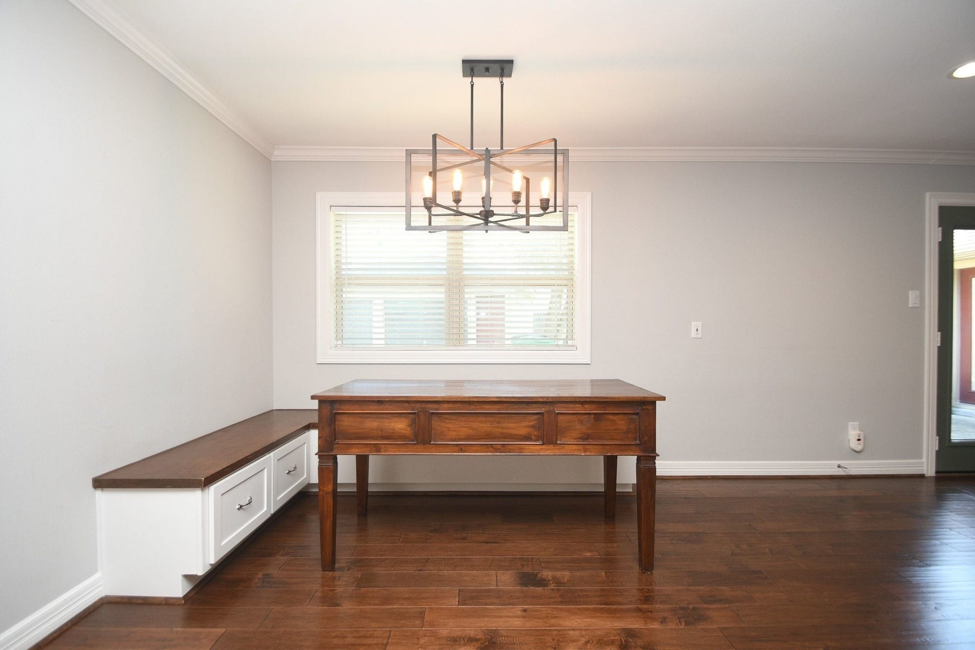 5422 Rutherglenn Drive, Houston, TX 77096 Breakfast area with custom built in seat storage areas!