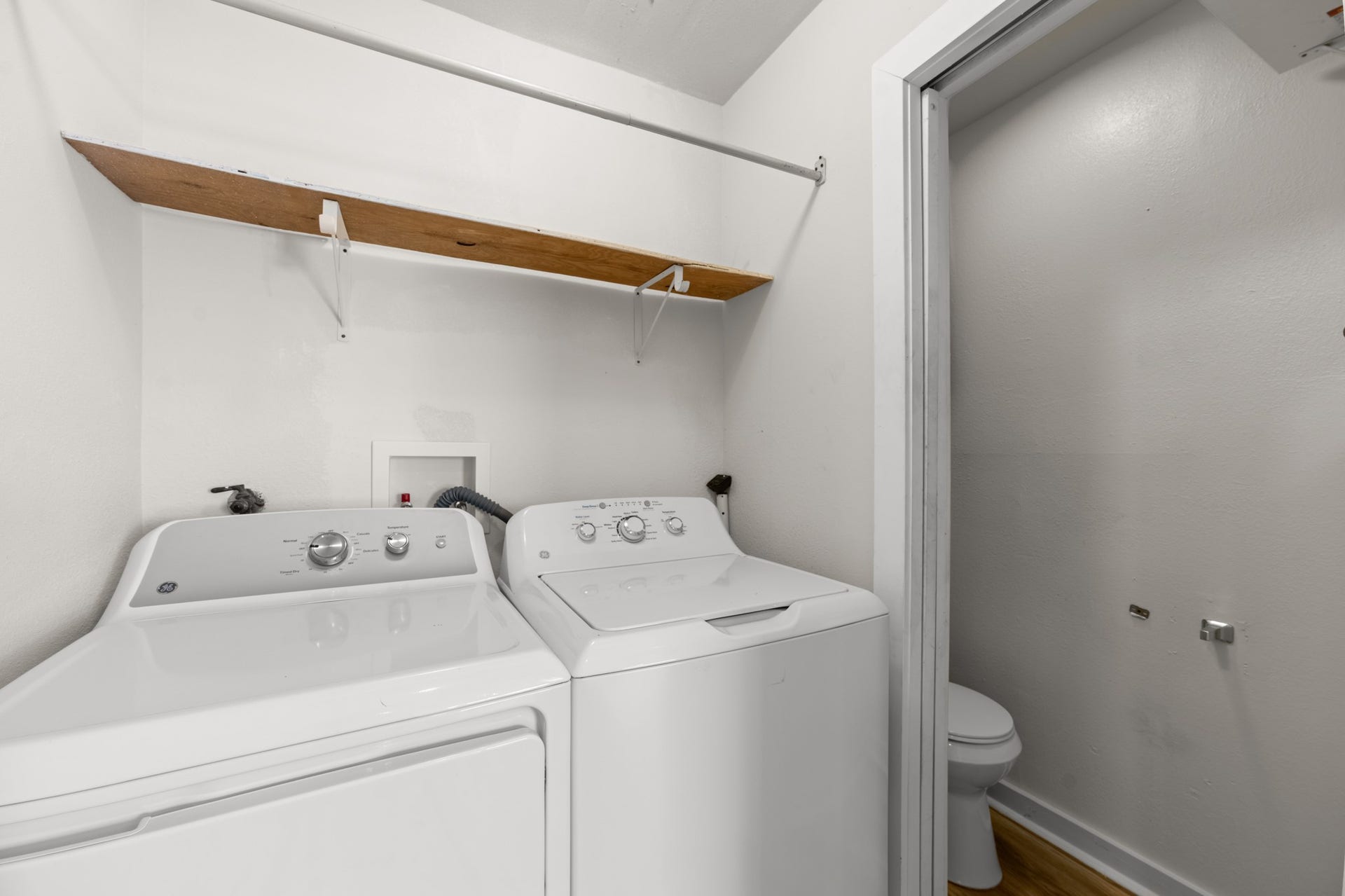 2815 Jack Johnson Boulevard, Galveston, TX 77550 Garage Apt Laundry