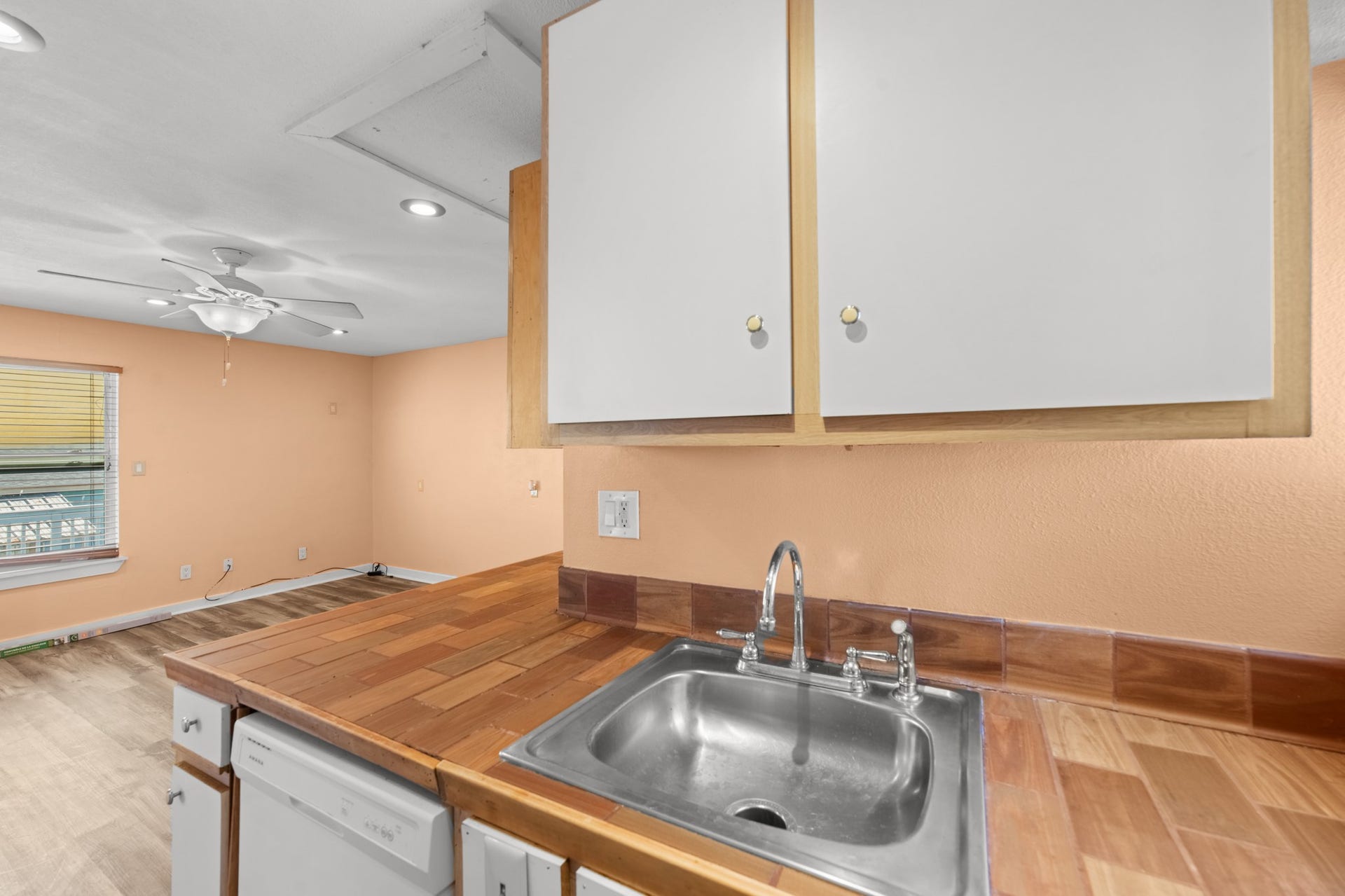2815 Jack Johnson Boulevard, Galveston, TX 77550 Garage Apt Kitchen