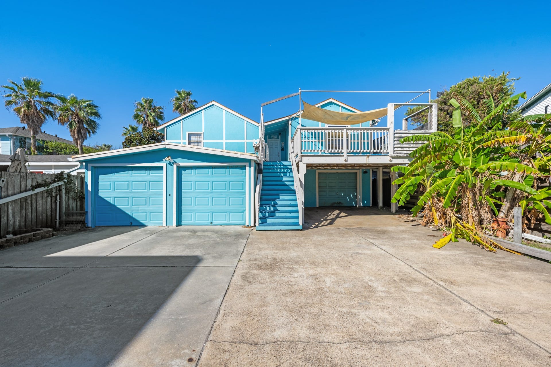 2815 Jack Johnson Boulevard, Galveston, TX 77550 Huge Driveway/Courtyard Space Between Garage, Apt and House