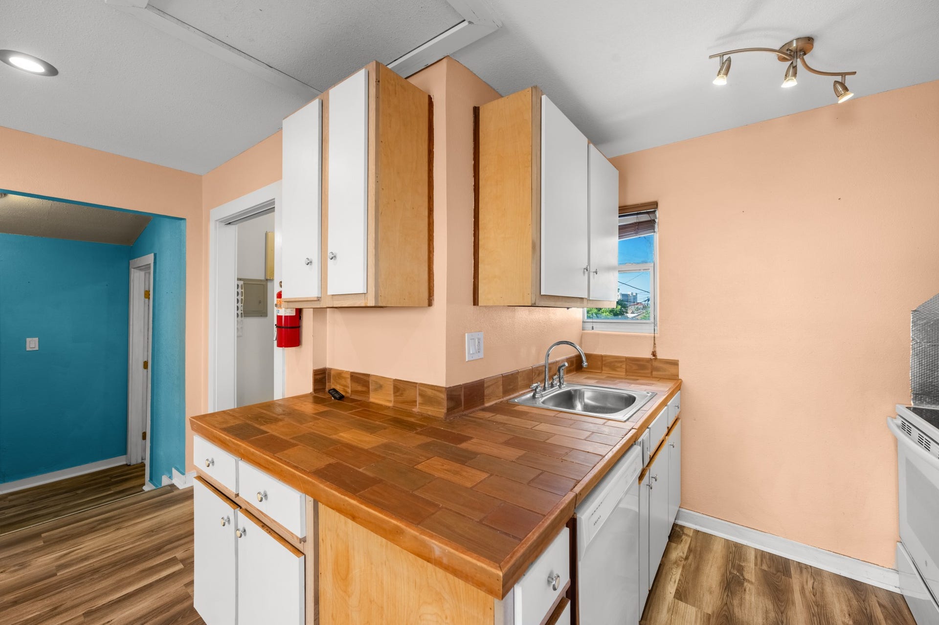 2815 Jack Johnson Boulevard, Galveston, TX 77550 Garage Apt Kitchen