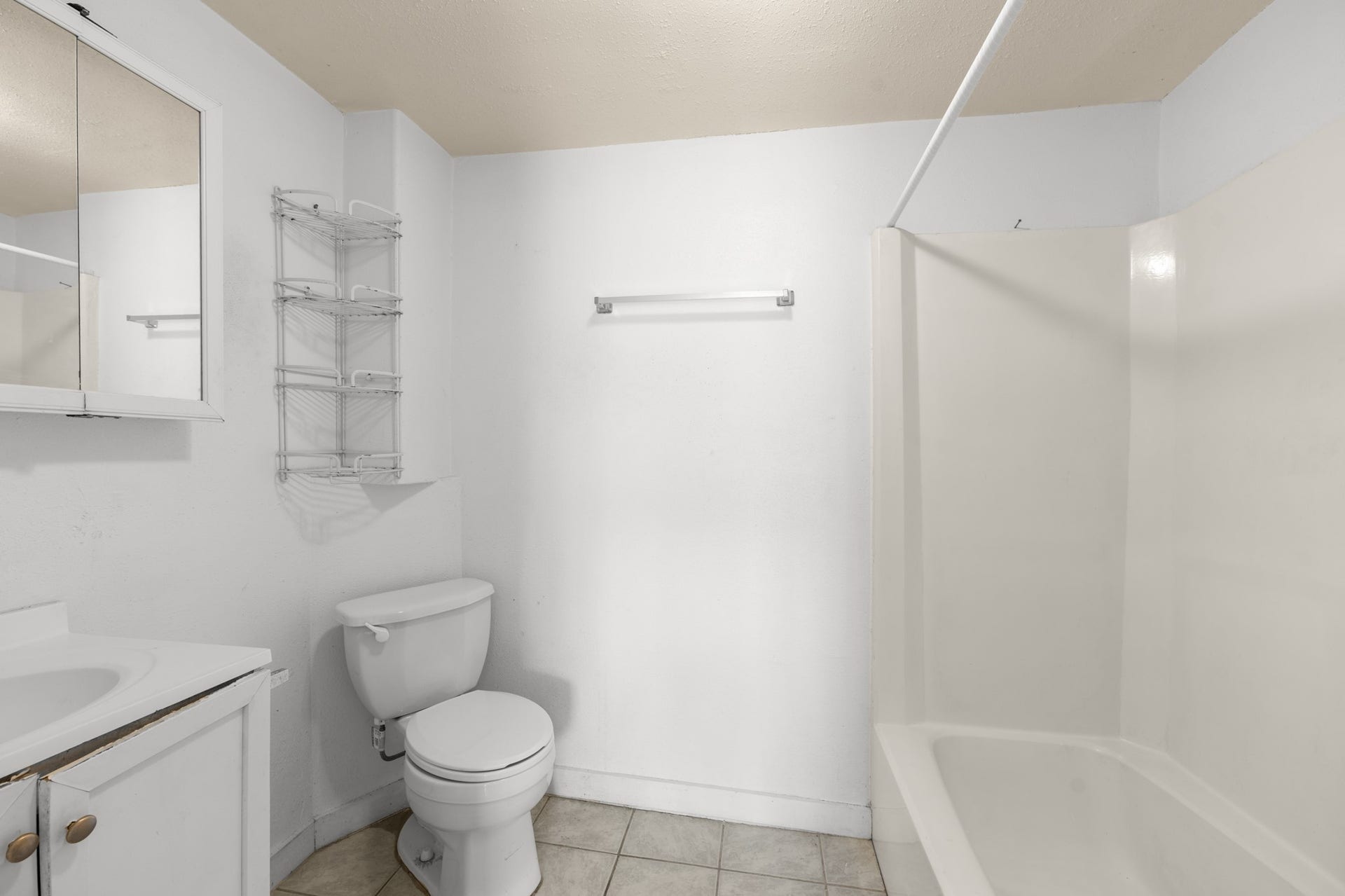 2815 Jack Johnson Boulevard, Galveston, TX 77550 Garage Apt Bathroom