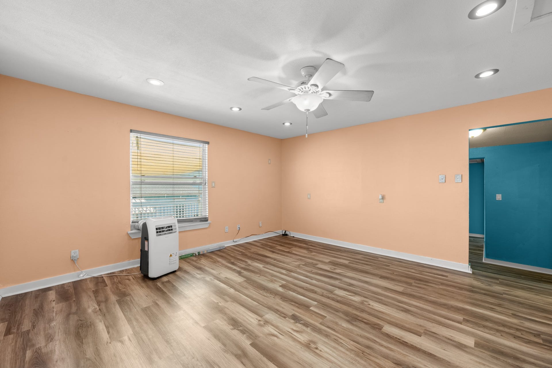 2815 Jack Johnson Boulevard, Galveston, TX 77550 Garage Apt Living Room