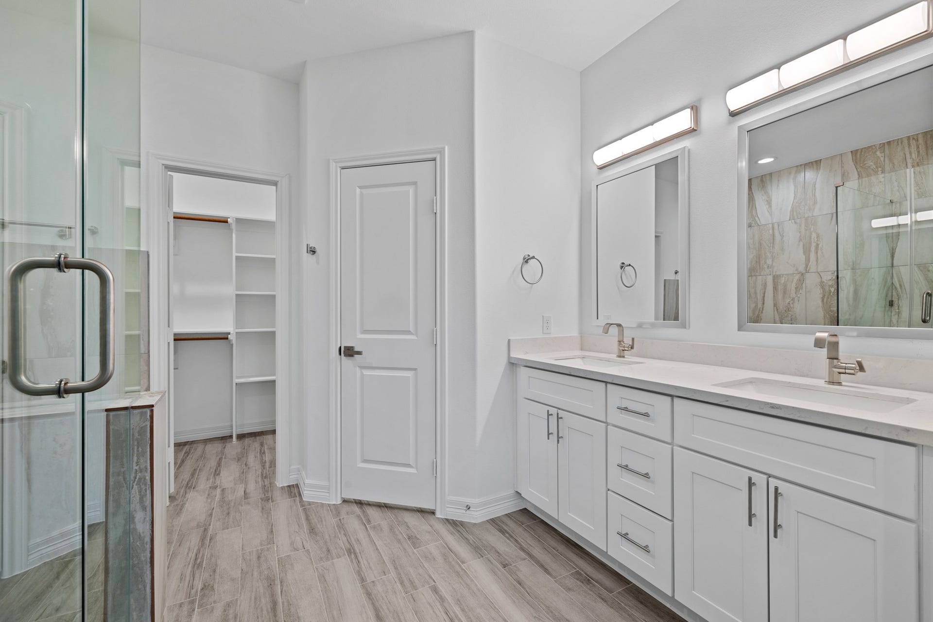 Dual vanities, private water closet, soaking tub, separate shower and walk-in closet! Who could ask for anything more????