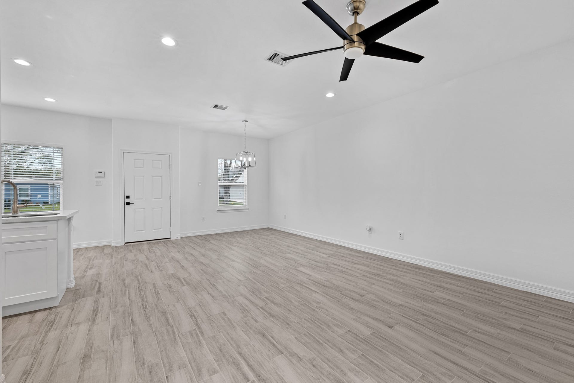 The large space to the right would make a great dining area! What would you do here???? So many options!