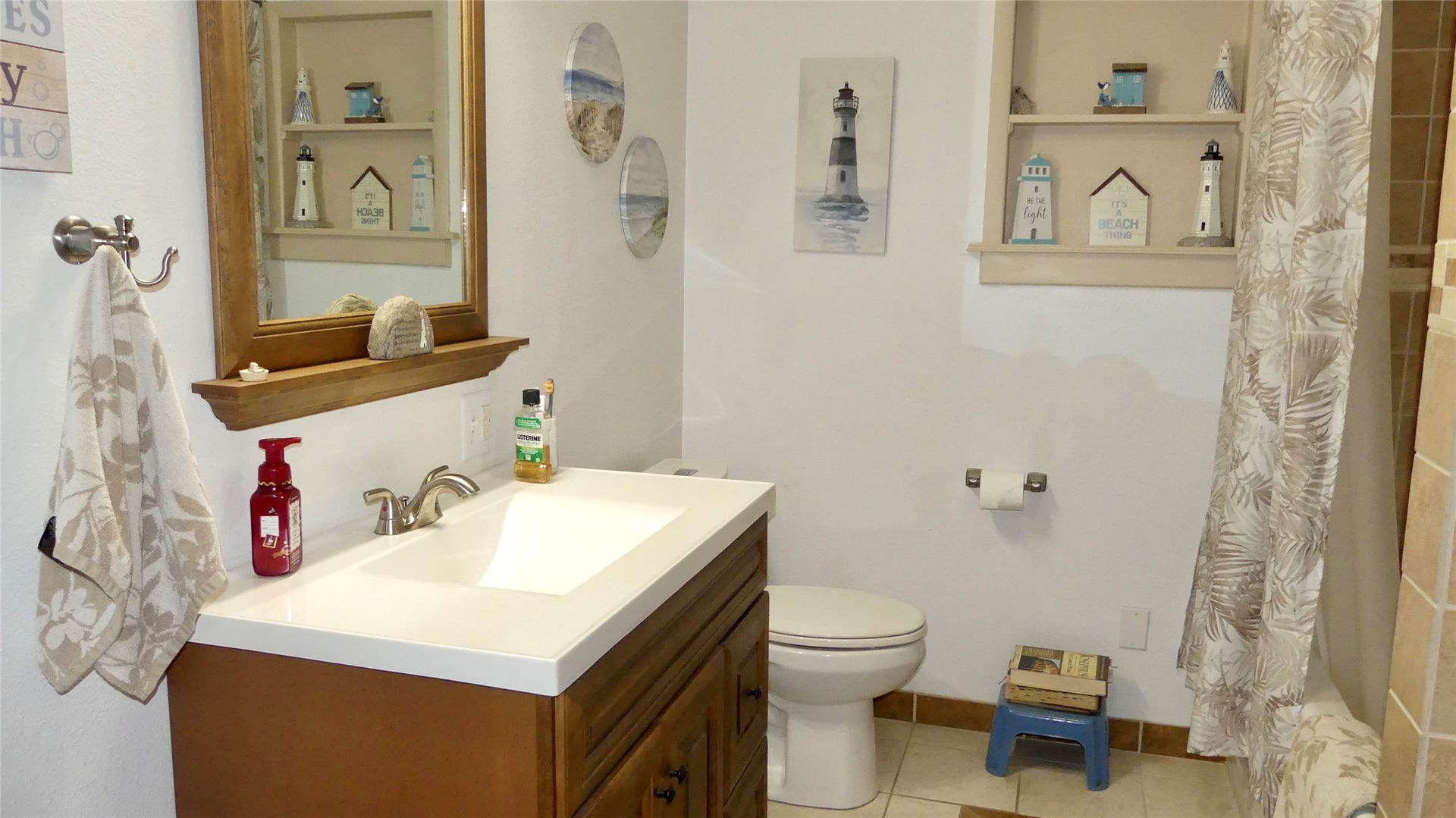 4432 Swan Street, Hitchcock, TX 77563 Hall bath