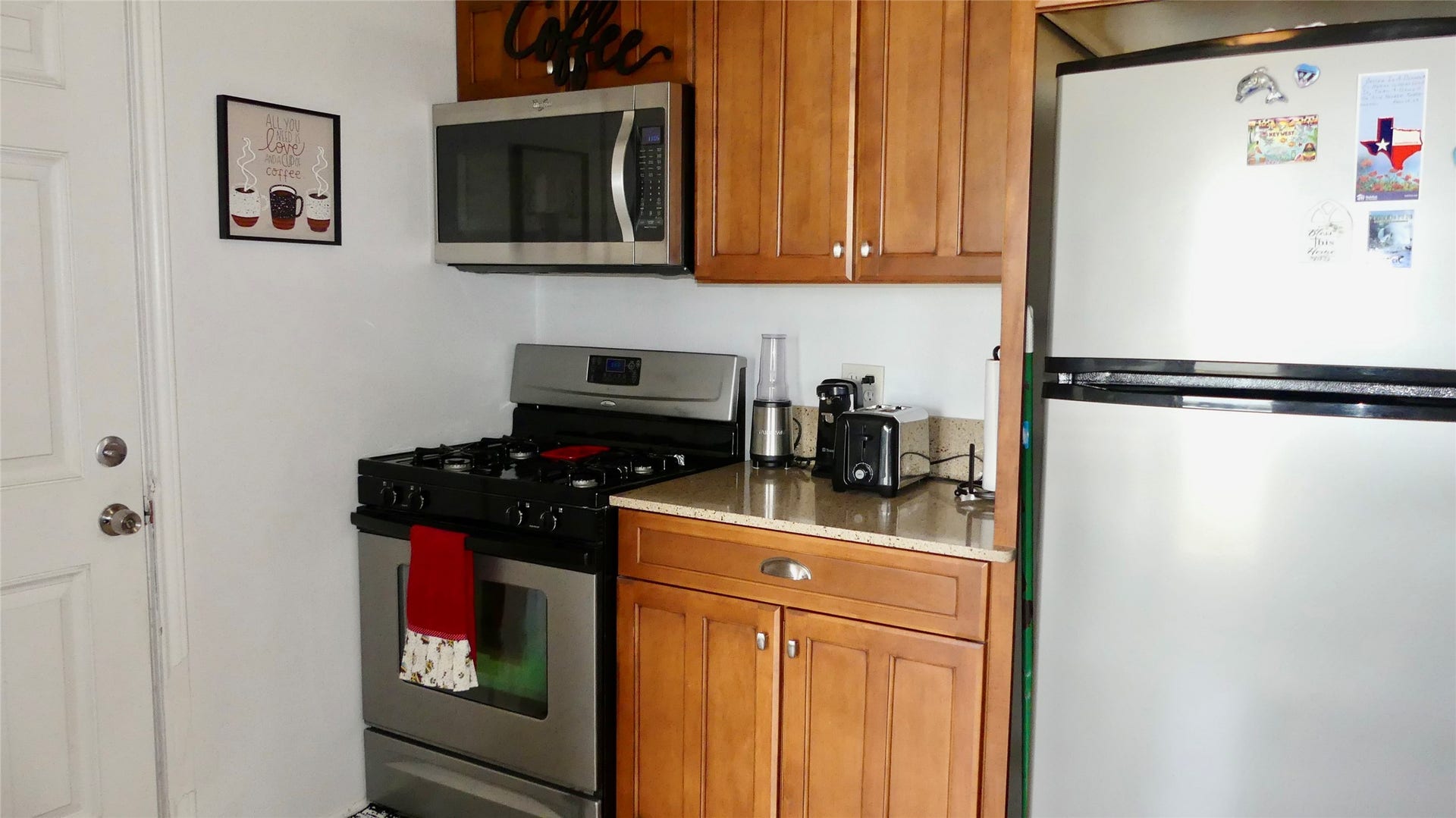 4432 Swan Street, Hitchcock, TX 77563 Refrigerator included