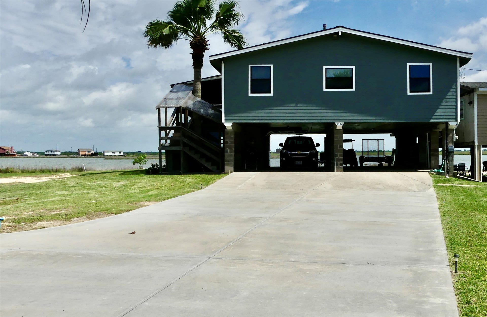 4432 Swan Street, Hitchcock, TX 77563 Lots of parking!