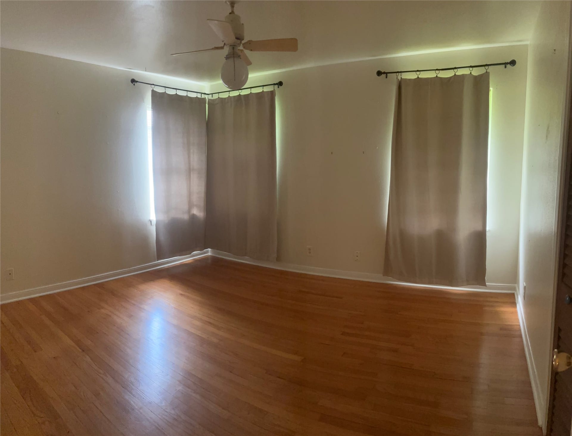 4713 Saxon Street, Bellaire, TX 77401 Bedroom, hardwoods, ceiliing fan