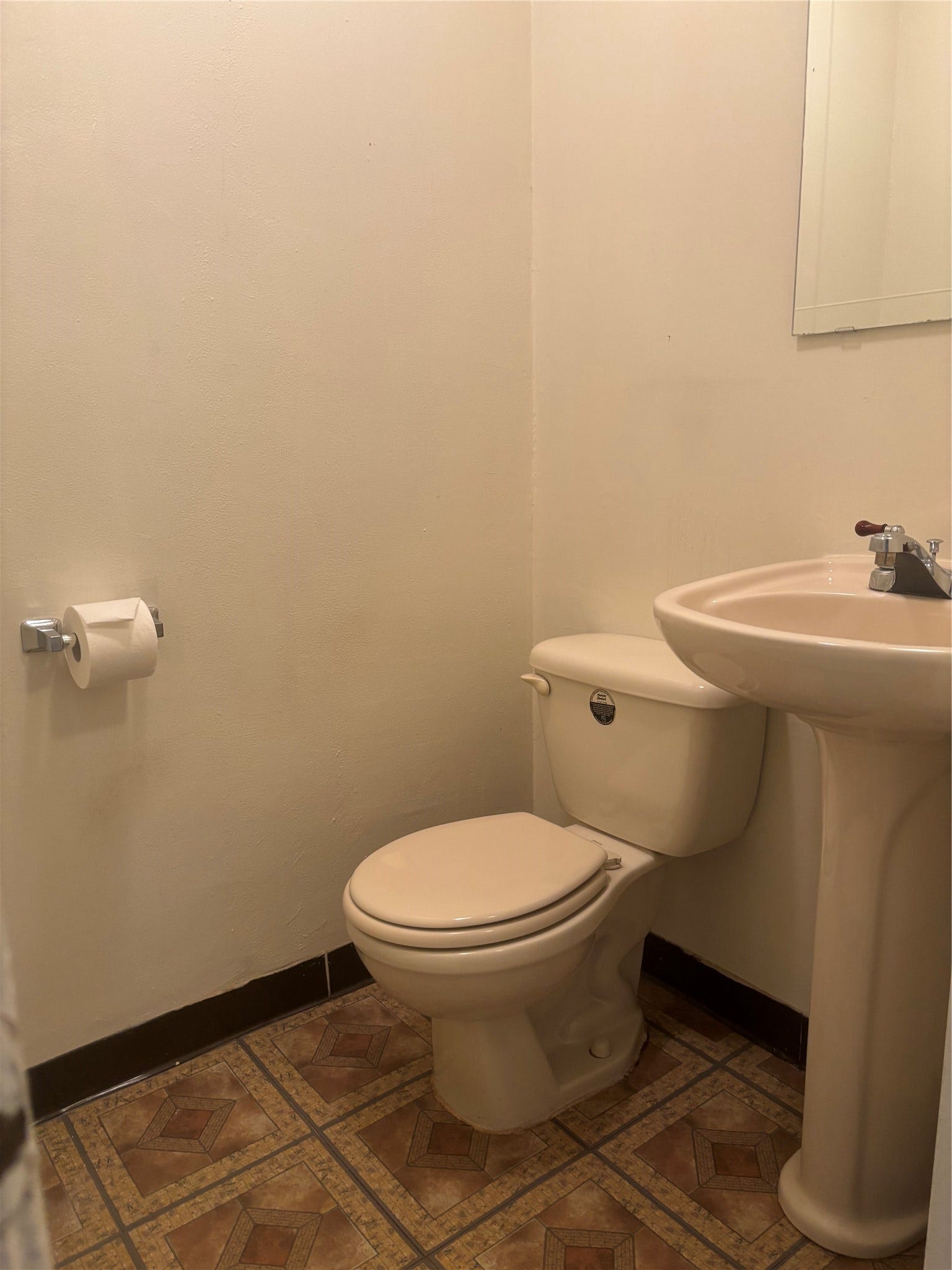 4713 Saxon Street, Bellaire, TX 77401 Half bath