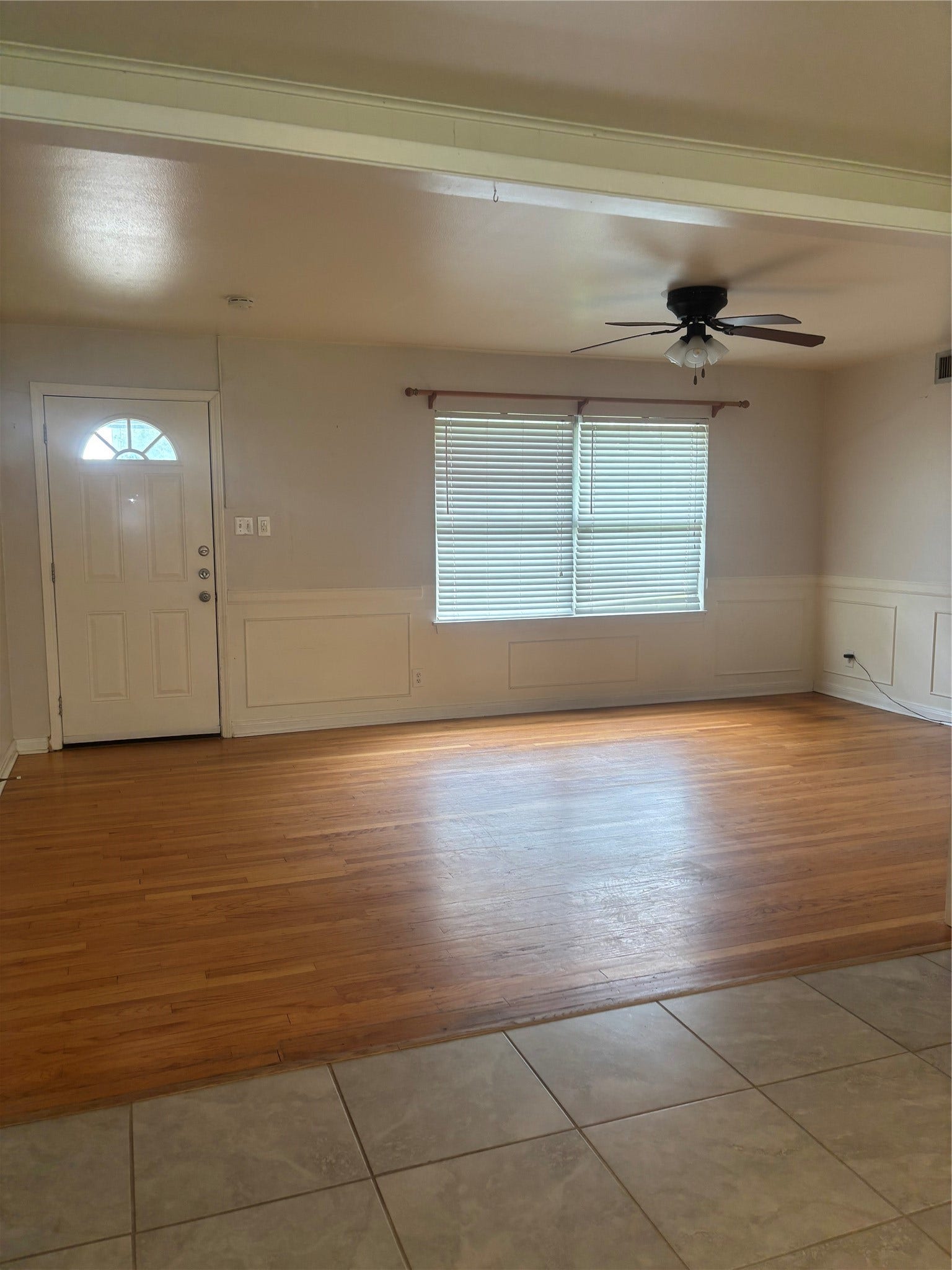 4713 Saxon Street, Bellaire, TX 77401 Living room, hardwoods, ceiling fan - adjoins dining area