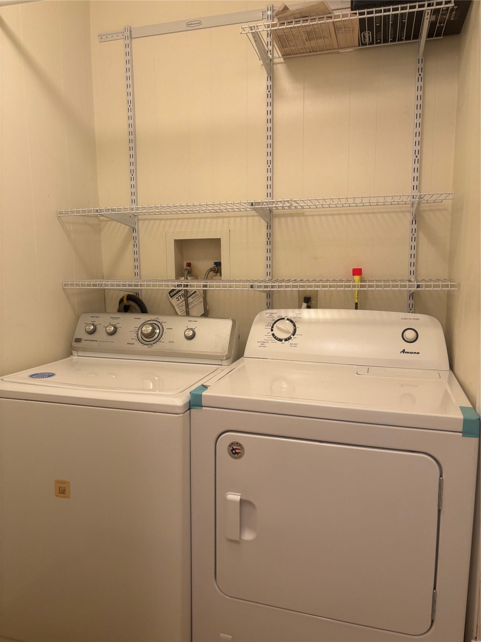 4713 Saxon Street, Bellaire, TX 77401 Laundry area - washer and dryer