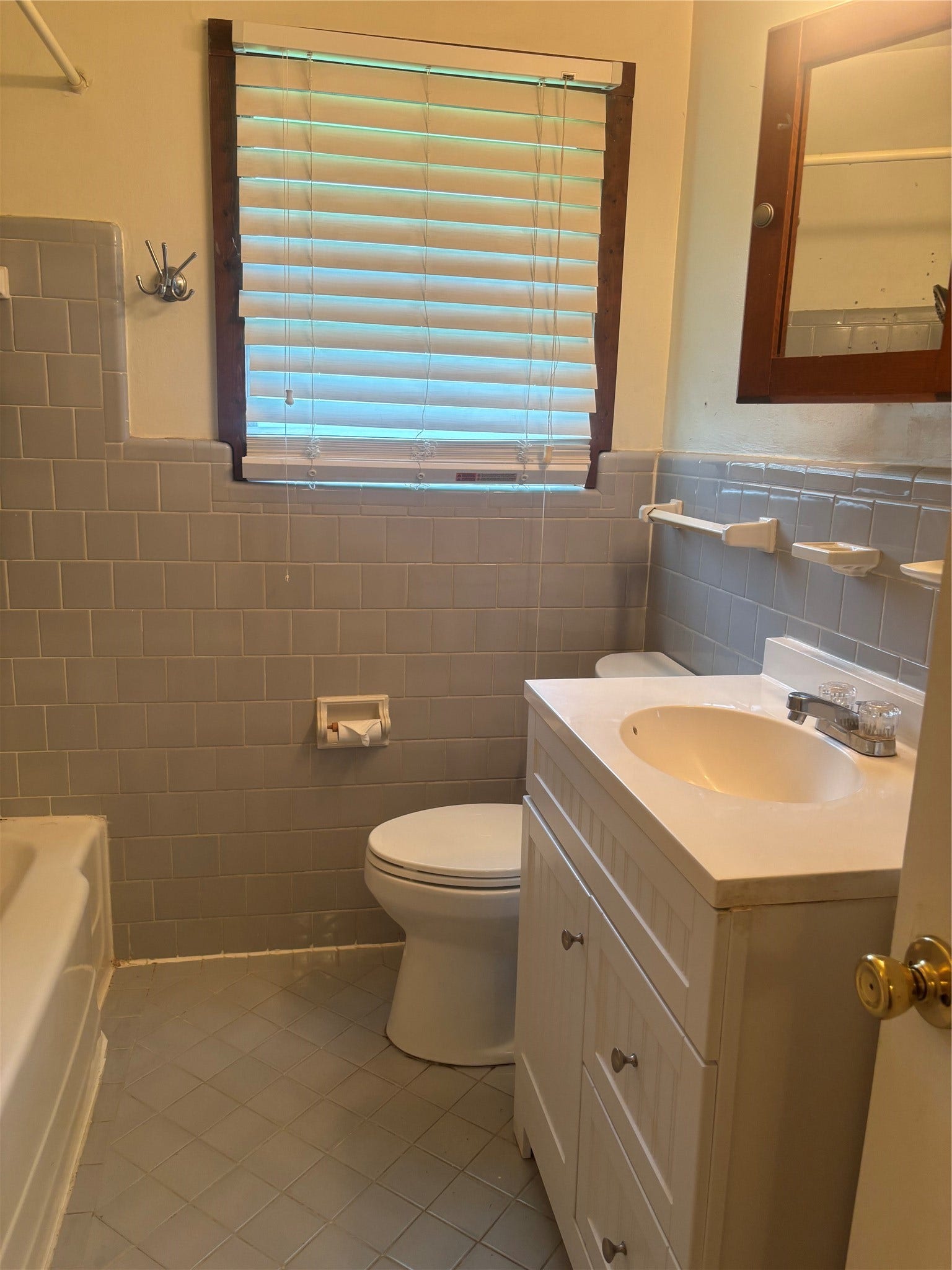 4713 Saxon Street, Bellaire, TX 77401 Primary bath (Hall)