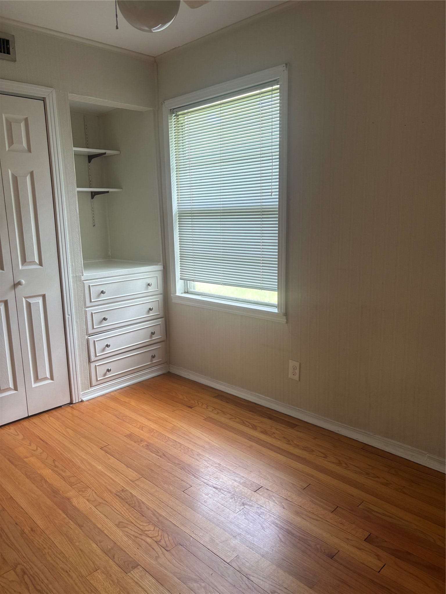 4713 Saxon Street, Bellaire, TX 77401 3rd bedroom - has built-ins - good for office