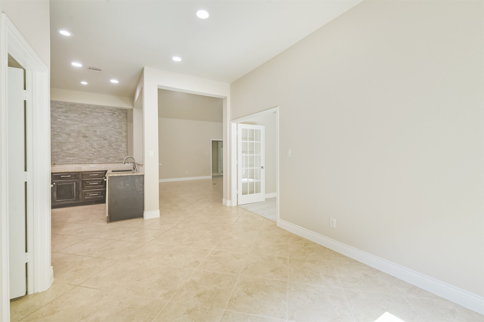 1735 Wickham Reach Drive, Spring, TX 77386 Bright space with an open layout and easy access to the surrounding rooms.
