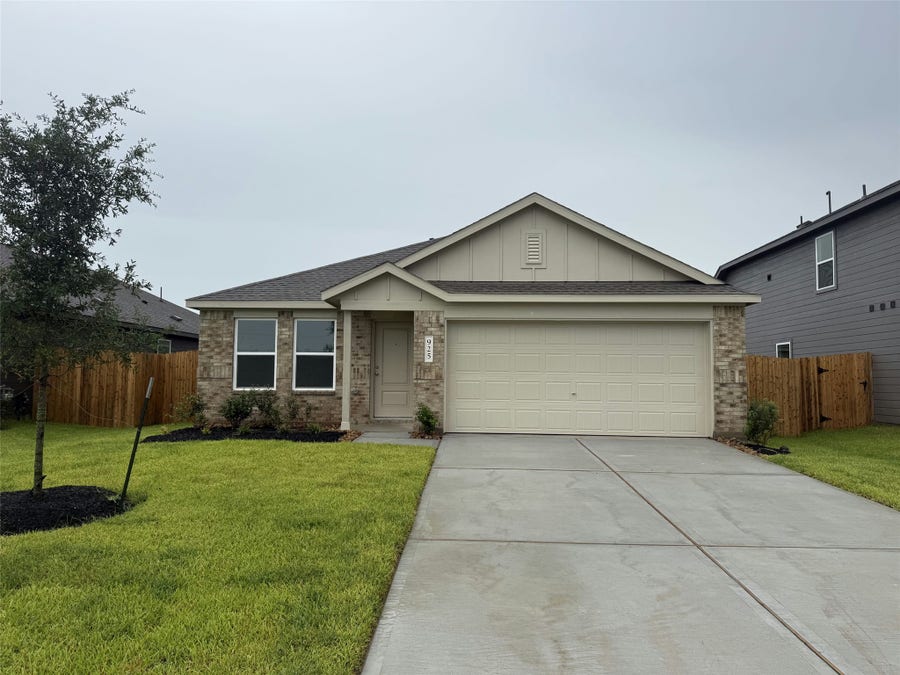 Property photo for 925 Woodhaven Lakes Drive, La Marque, TX