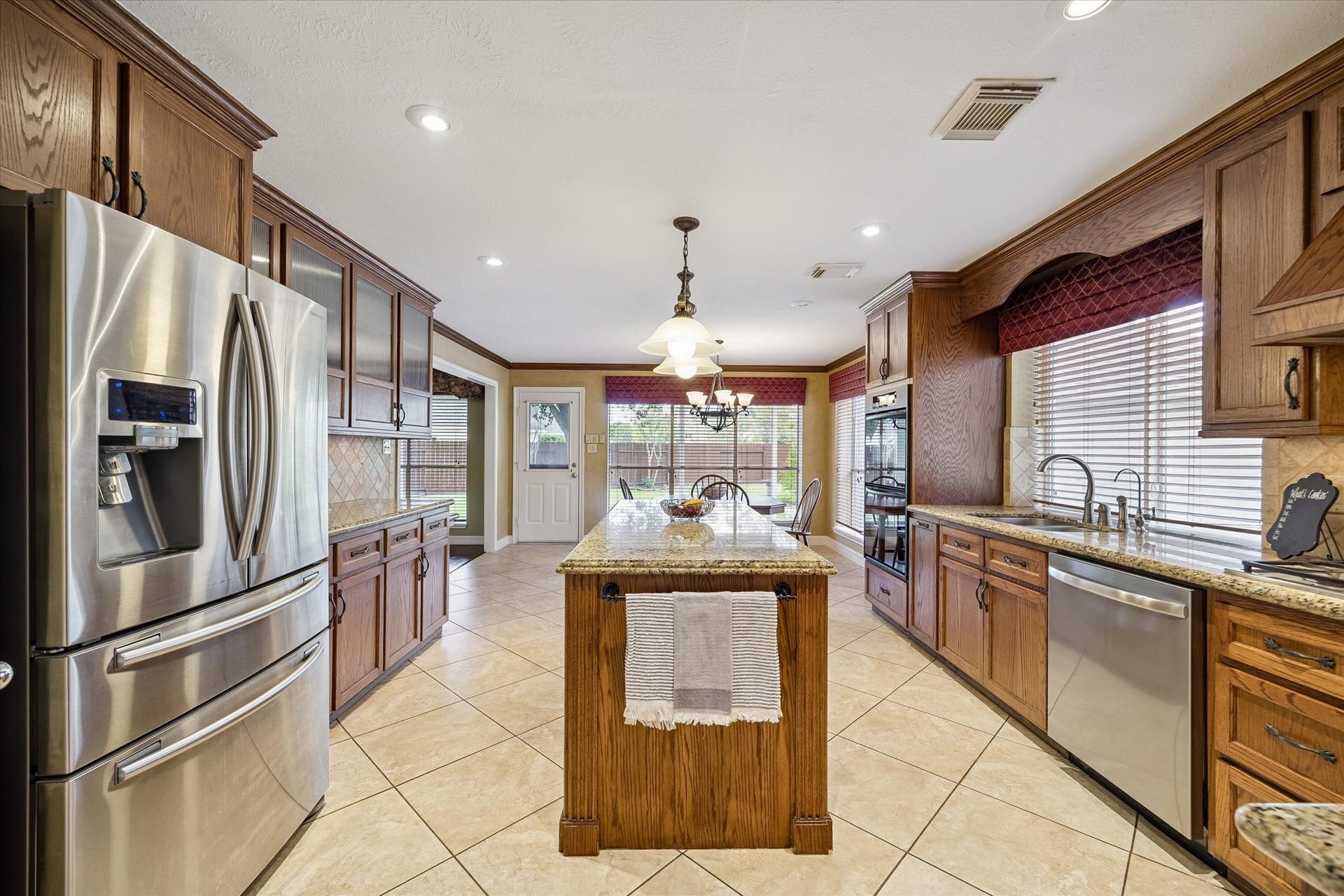 1306 Forest Hollow Drive, Missouri City, TX 77459 No need to purchase appliances for this rental! The kitchen is equipped with a stainless steel refrigerator as part of your lease.