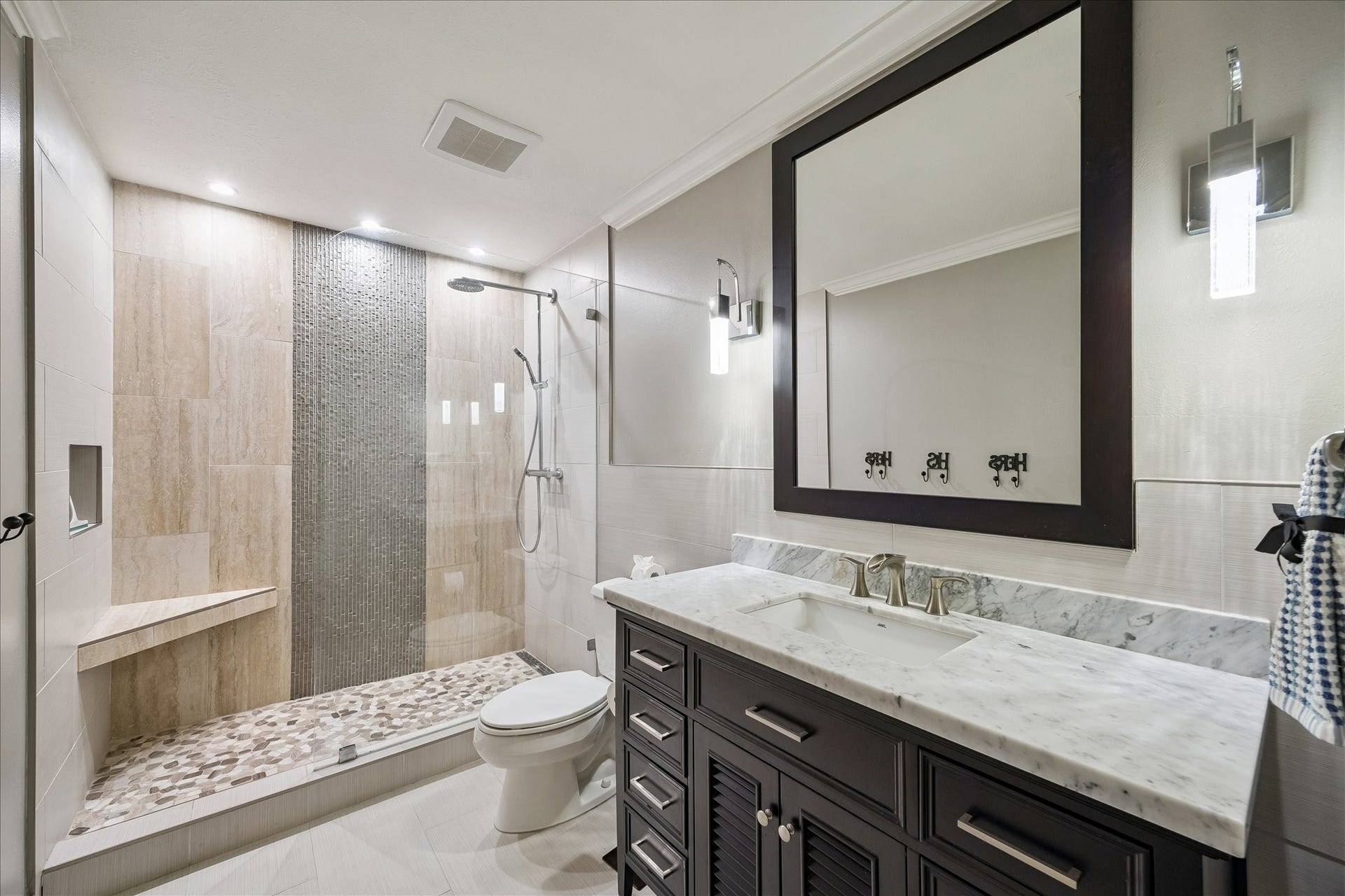 1306 Forest Hollow Drive, Missouri City, TX 77459 Updated full secondary bathroom.