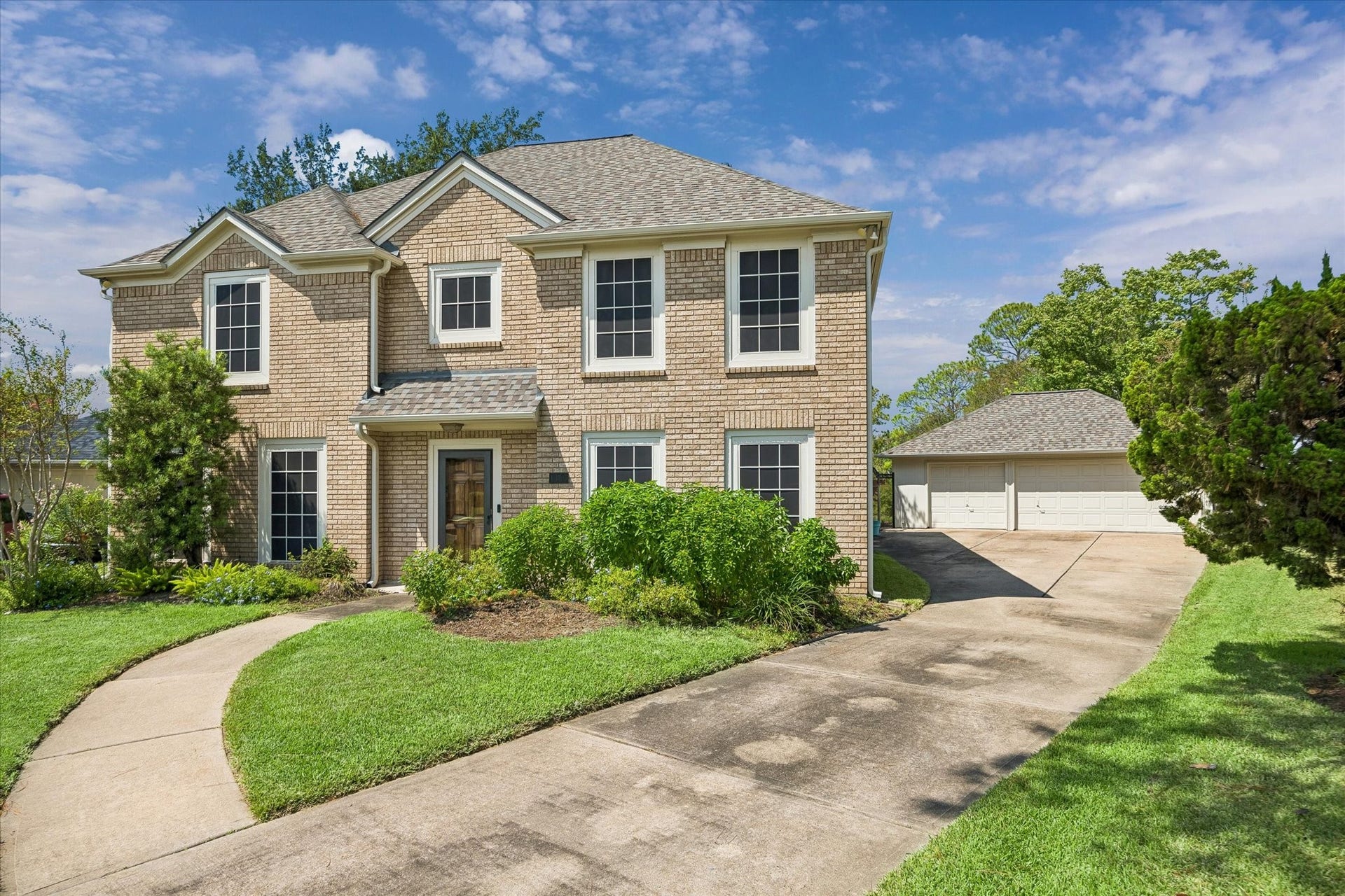 1306 Forest Hollow Drive, Missouri City, TX 77459 A long driveway leads you to your 3 car garage!