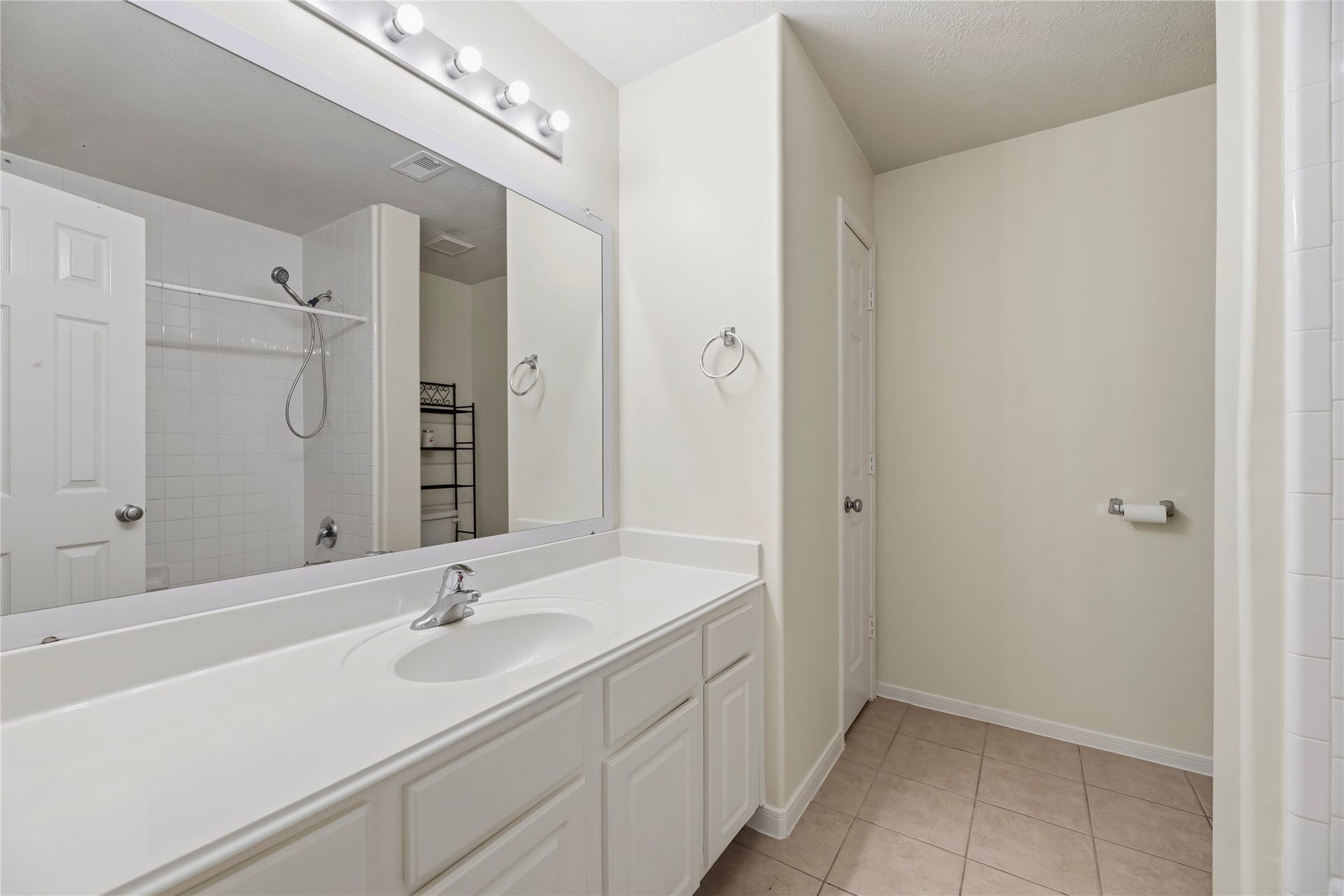 14223 Pinefrost Lane, Cypress, TX 77429 Full upstairs bathroom with a tub/shower combination.