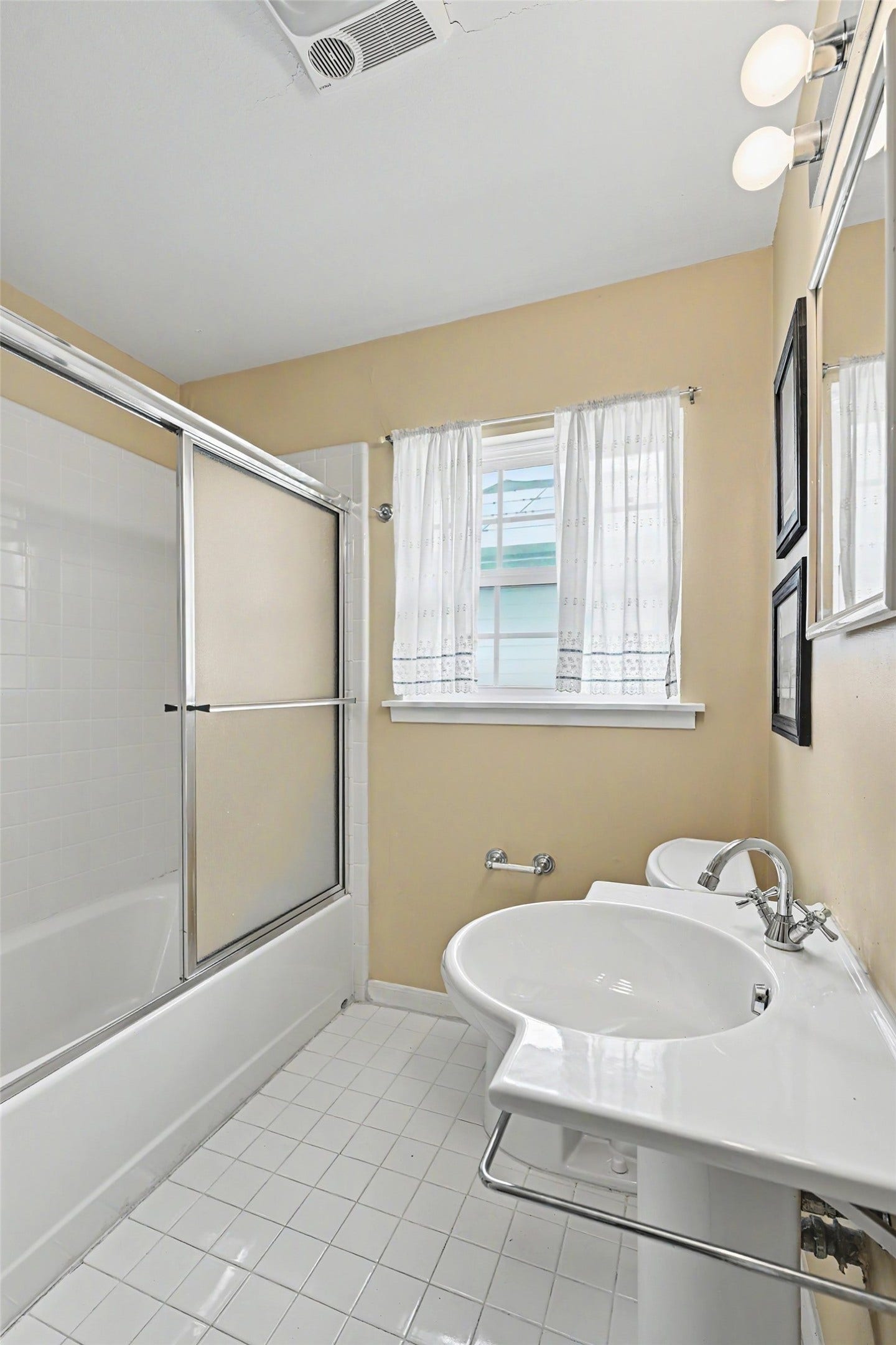 4102 Portsmouth Avenue, Houston, TX 77027 Hallway bathroom with shower/tub.