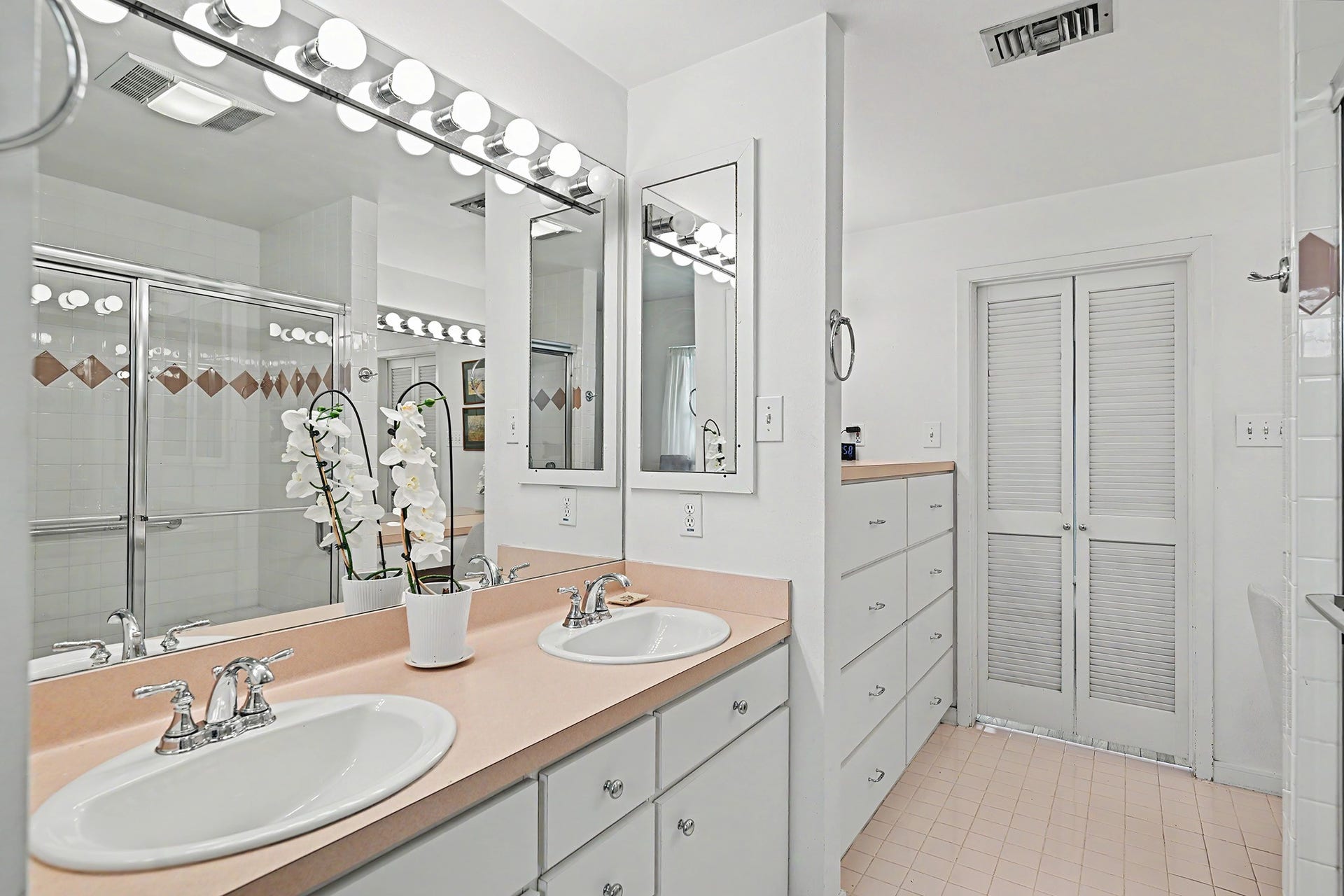 4102 Portsmouth Avenue, Houston, TX 77027 Primary bedroom offers double sinks, vanity area and great storage.