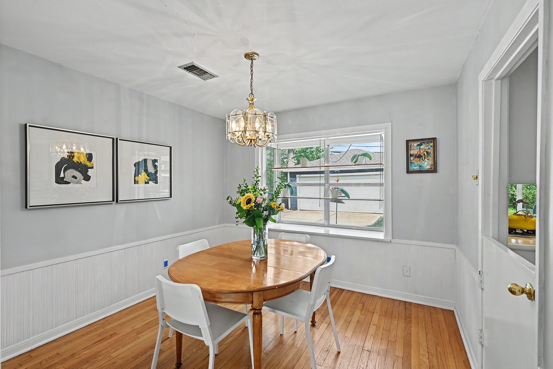 4102 Portsmouth Avenue, Houston, TX 77027 Dining room is located between the living room and kitchen...nice for casual everyday meals and holiday gatherings with friends and family.