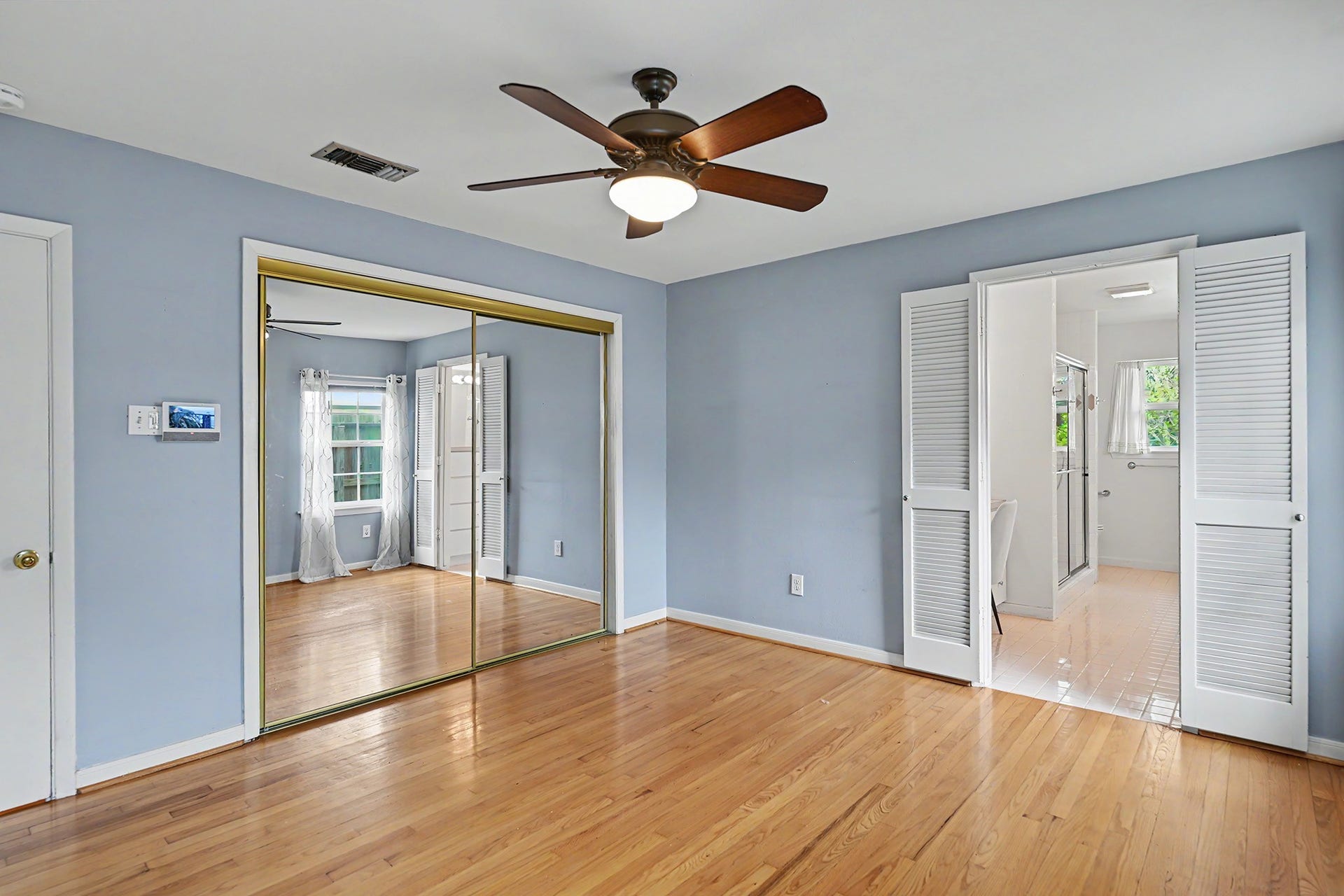 4102 Portsmouth Avenue, Houston, TX 77027 Another angle of the primary bedroom showing the sizable closet.
