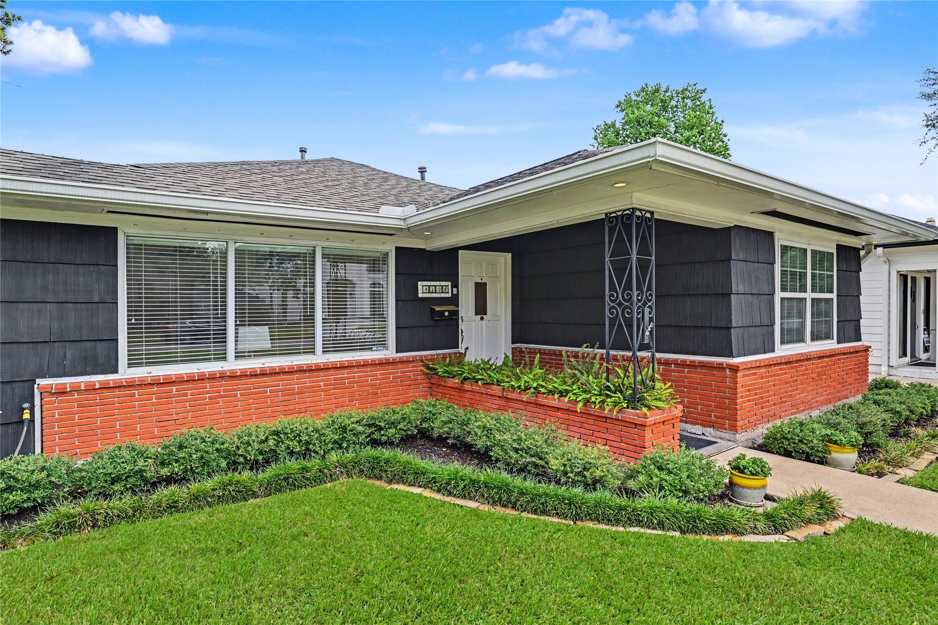 4102 Portsmouth Avenue, Houston, TX 77027 Nice front yard setting with red brick surround, recessed lighting and sprinkler system.