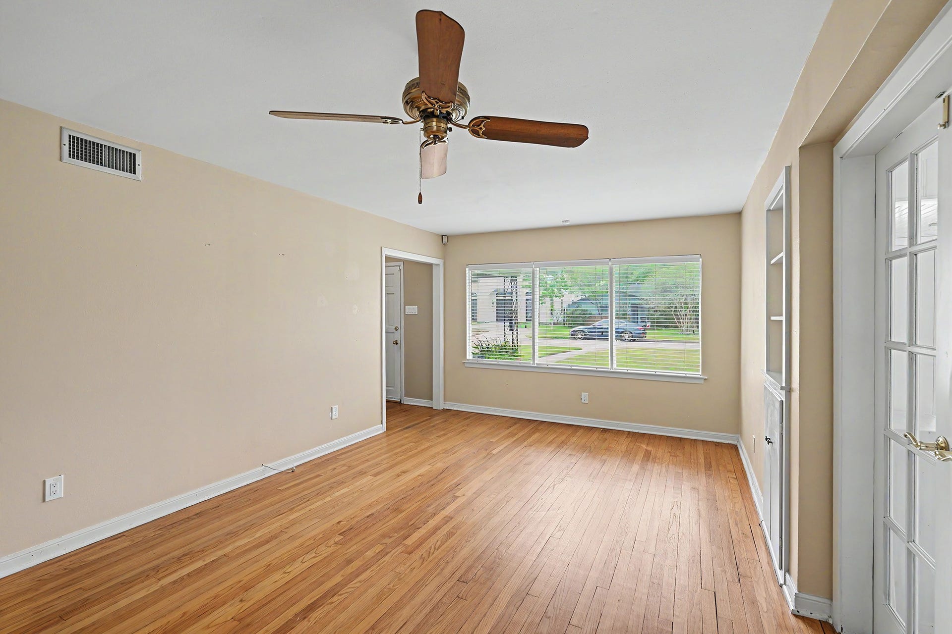 4102 Portsmouth Avenue, Houston, TX 77027 Second look at the front living room with energy efficient windows looking out to the front yard.