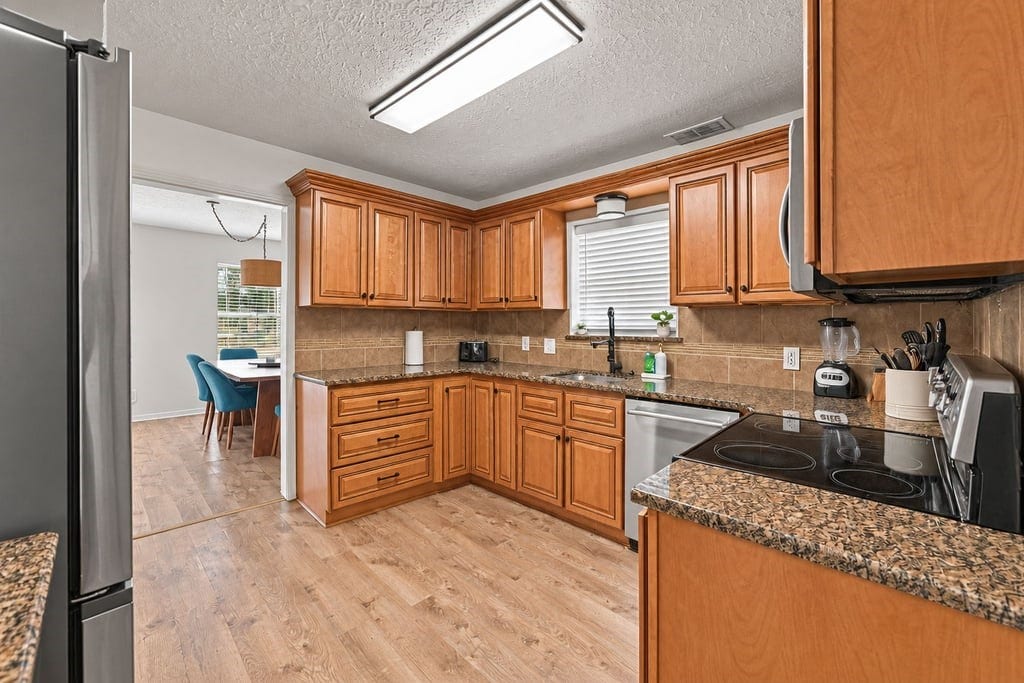 27209 Wells Lane, Conroe, TX 77385 kitchen