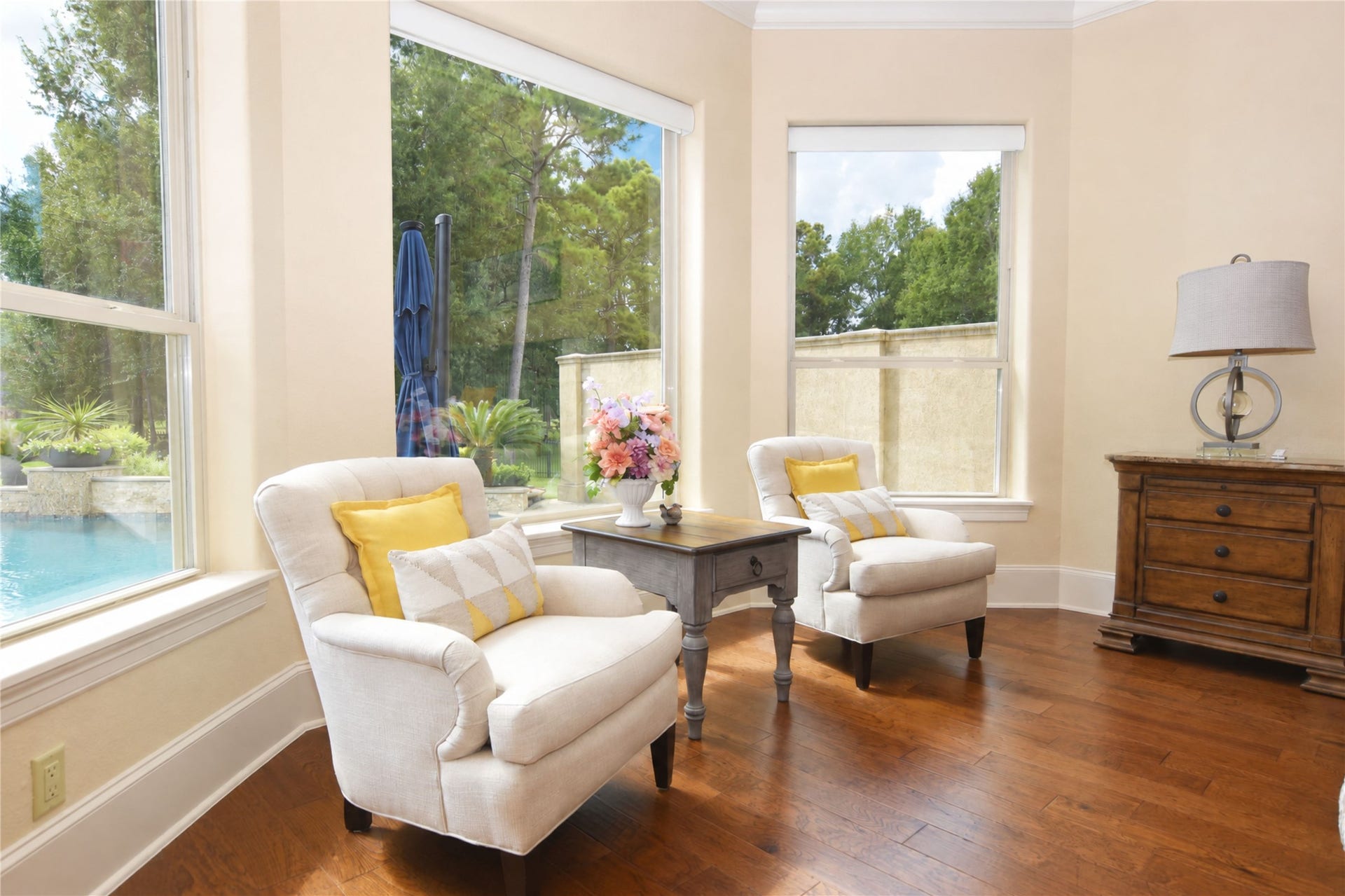 28427 Woodsons Lake Drive, Spring, TX 77386 Sitting area in the primary bedroom