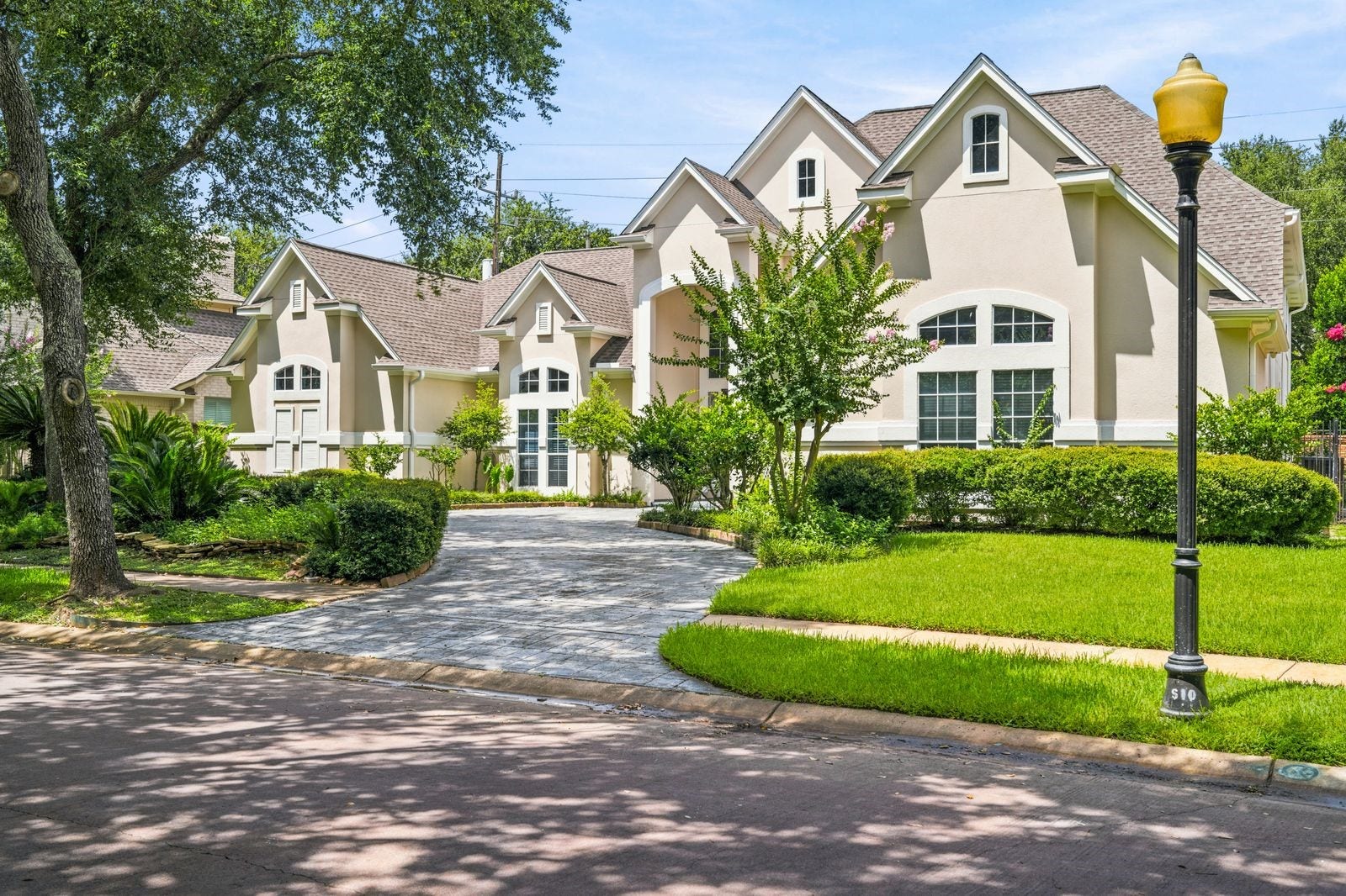 1606 Clearwater Creek Drive, Sugar Land, TX 77478 An oversized two car garage and circular driveway provides tons of parking.