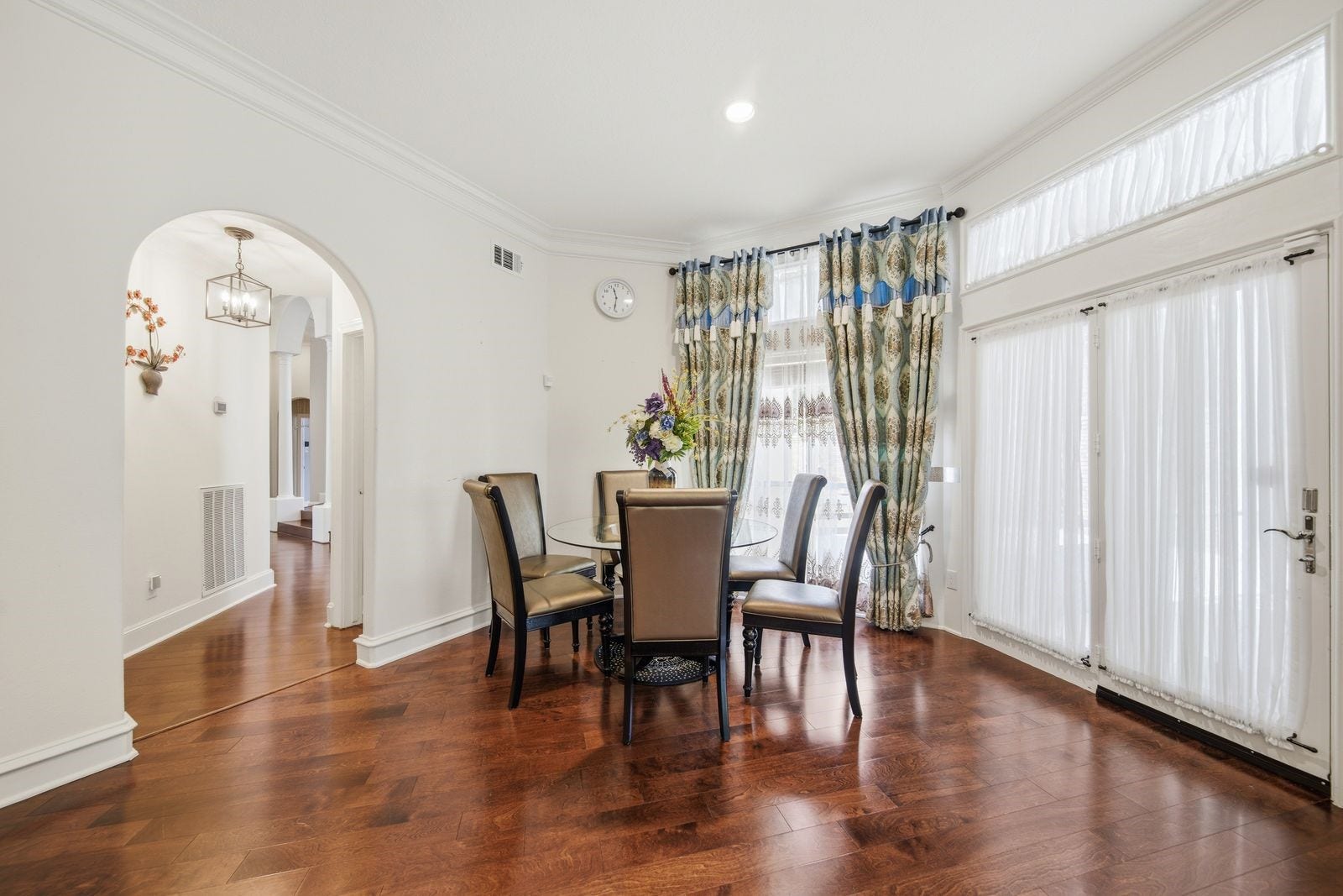 1606 Clearwater Creek Drive, Sugar Land, TX 77478 The breakfast nook with lots of natural light.