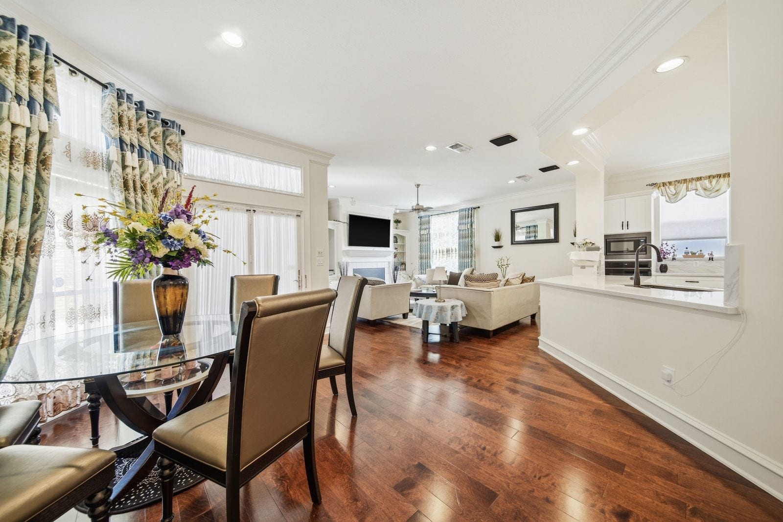 1606 Clearwater Creek Drive, Sugar Land, TX 77478 The breakfast nook is just off the kitchen and adjacent to the family room.