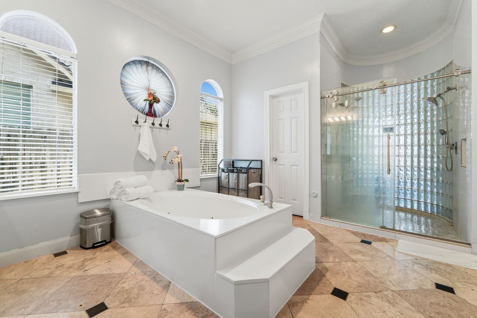 1606 Clearwater Creek Drive, Sugar Land, TX 77478 Relax in the spa tub at the end of a long day.
