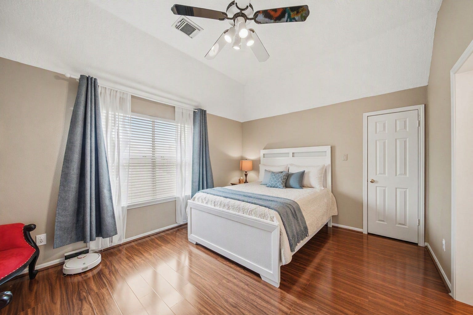 1606 Clearwater Creek Drive, Sugar Land, TX 77478 The spacious second bedroom upstairs.