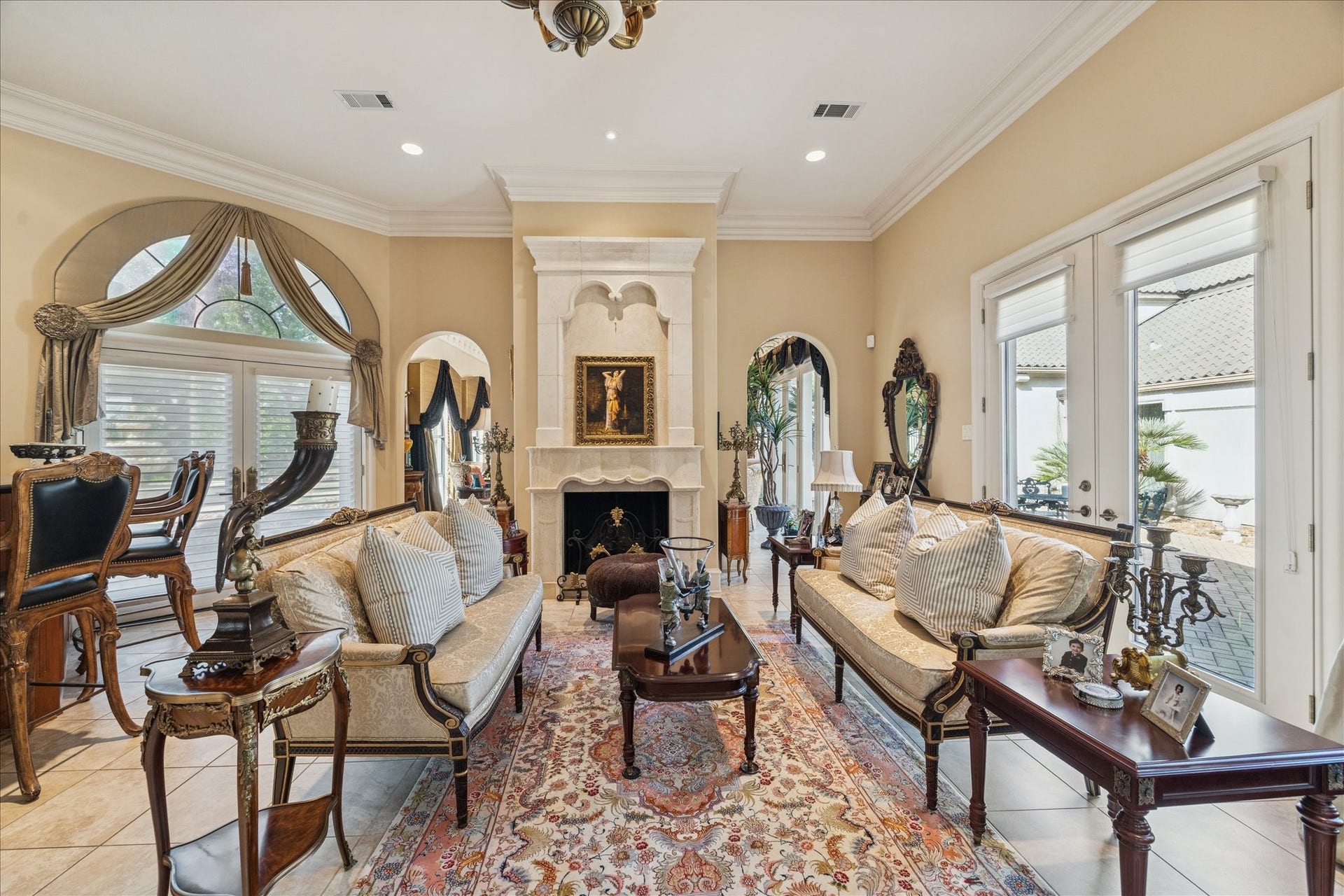 11722 Claywood Street, Houston, TX 77024 family Rom with Bar, Ice Maker, Dishwasher and Wine Cooler