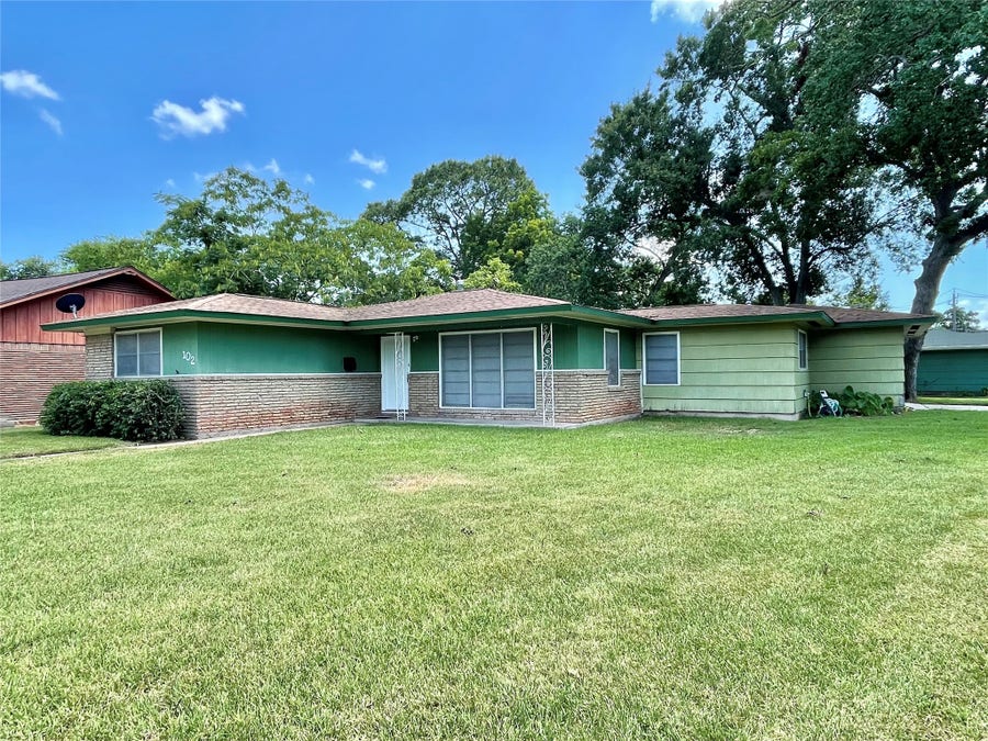 Property photo for 102 Carnation Street, Lake Jackson, TX