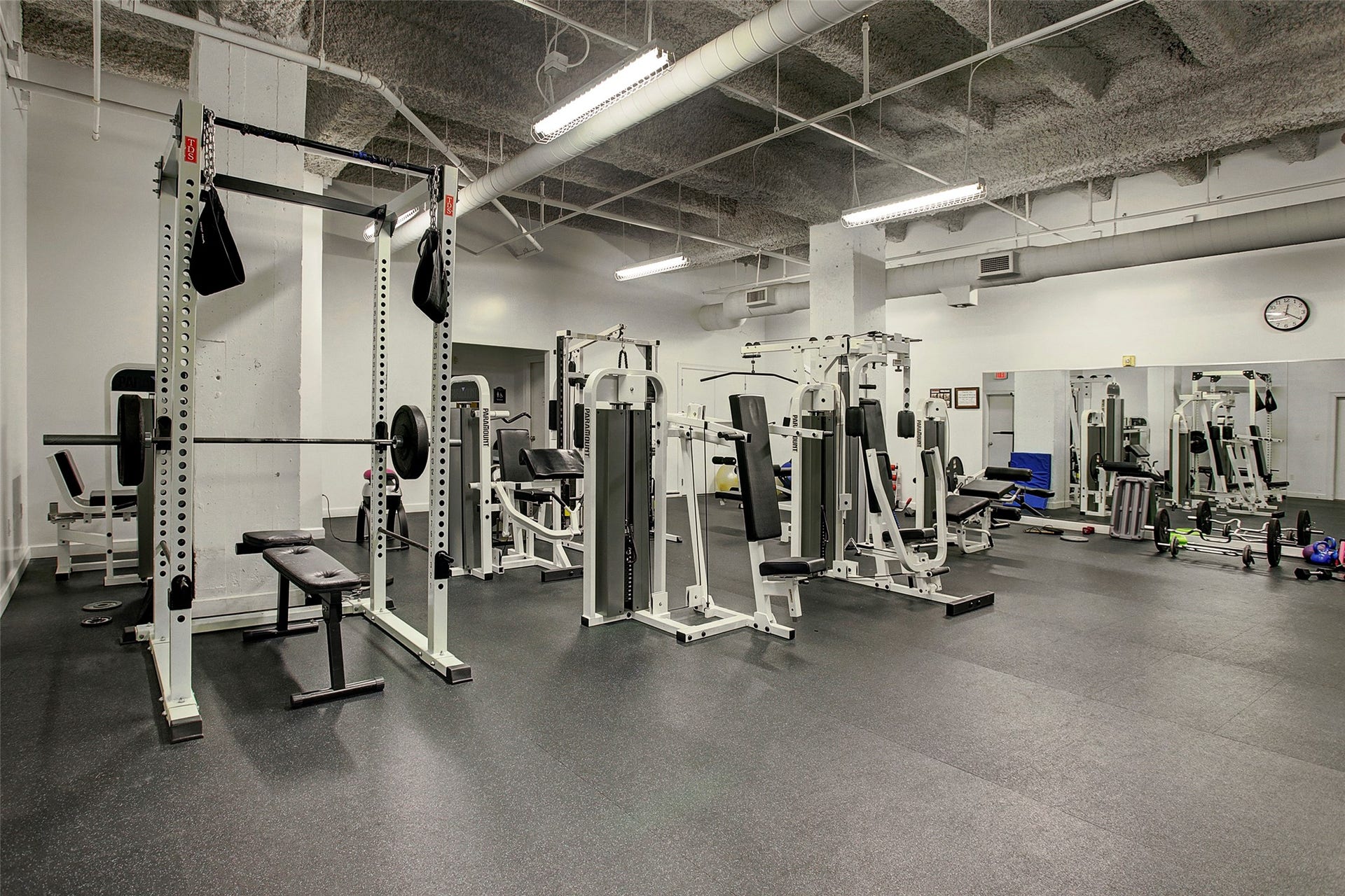 914 Main Street, #801, Houston, TX 77002 Spacious fitness center equipped with a variety of modern exercise machines and free weights, perfect for maintaining an active lifestyle.