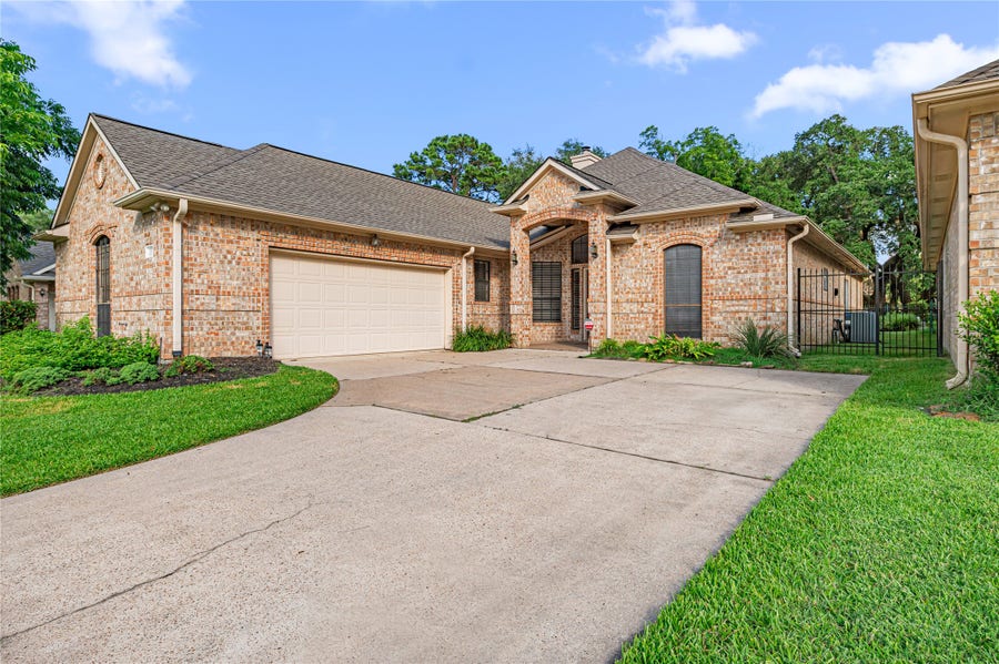 Property photo for 3111 Meadow Oak Drive, Houston, TX
