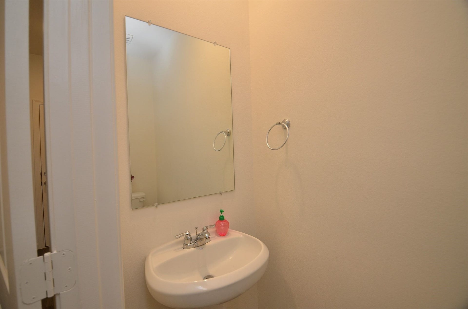 8627 Vacek Crossing Way, Richmond, TX 77469 Powder room 1 st Floor