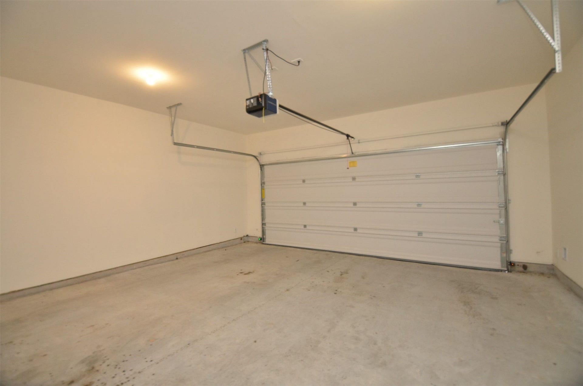 8627 Vacek Crossing Way, Richmond, TX 77469 Doubel Car Garage