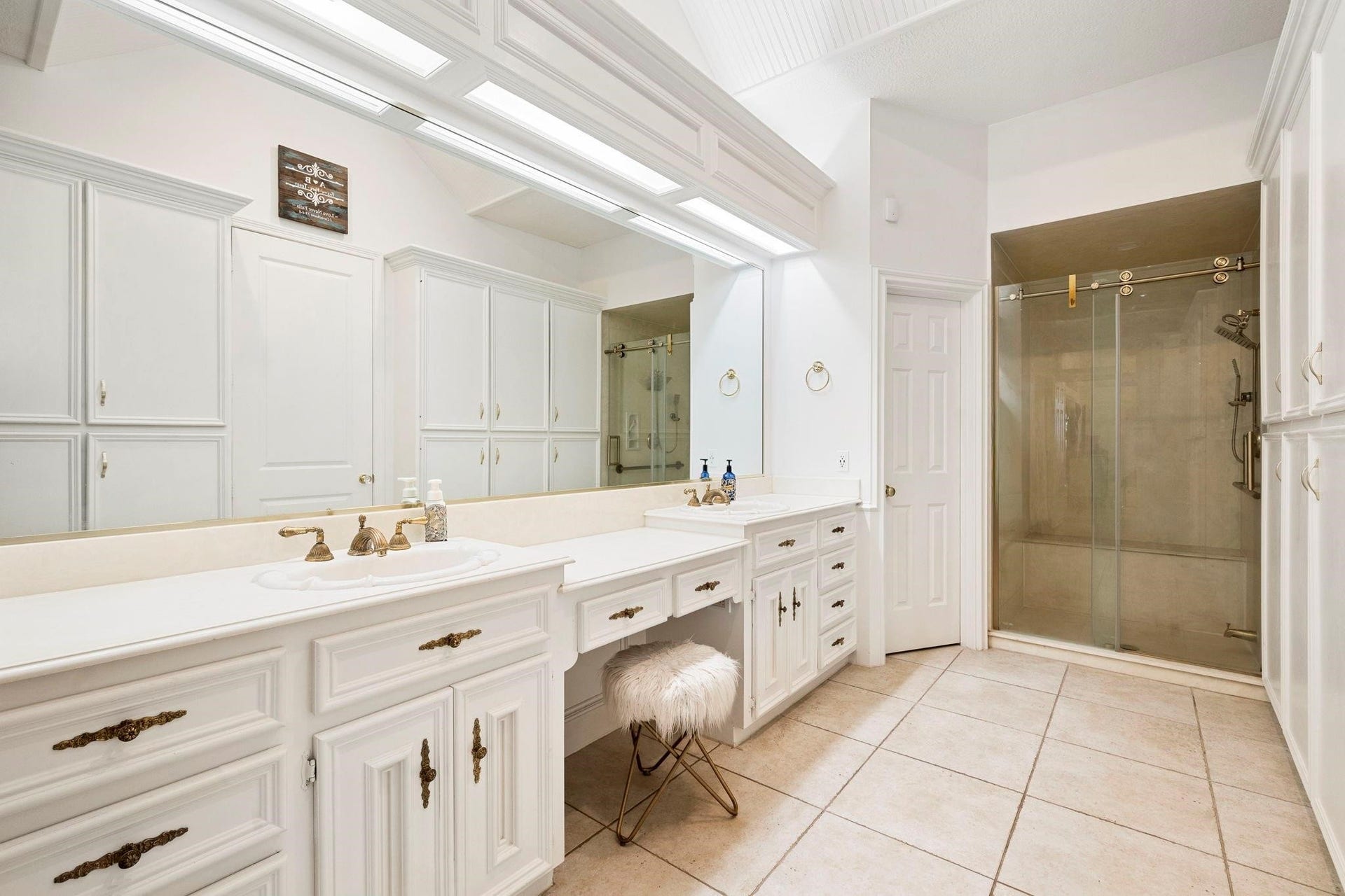 2922 Cedar Woods Place, Houston, TX 77068 A wall-to-wall mirror, dual sinks, and a huge walk-in shower elevate the Primary Bathroom with both scale and sophistication.