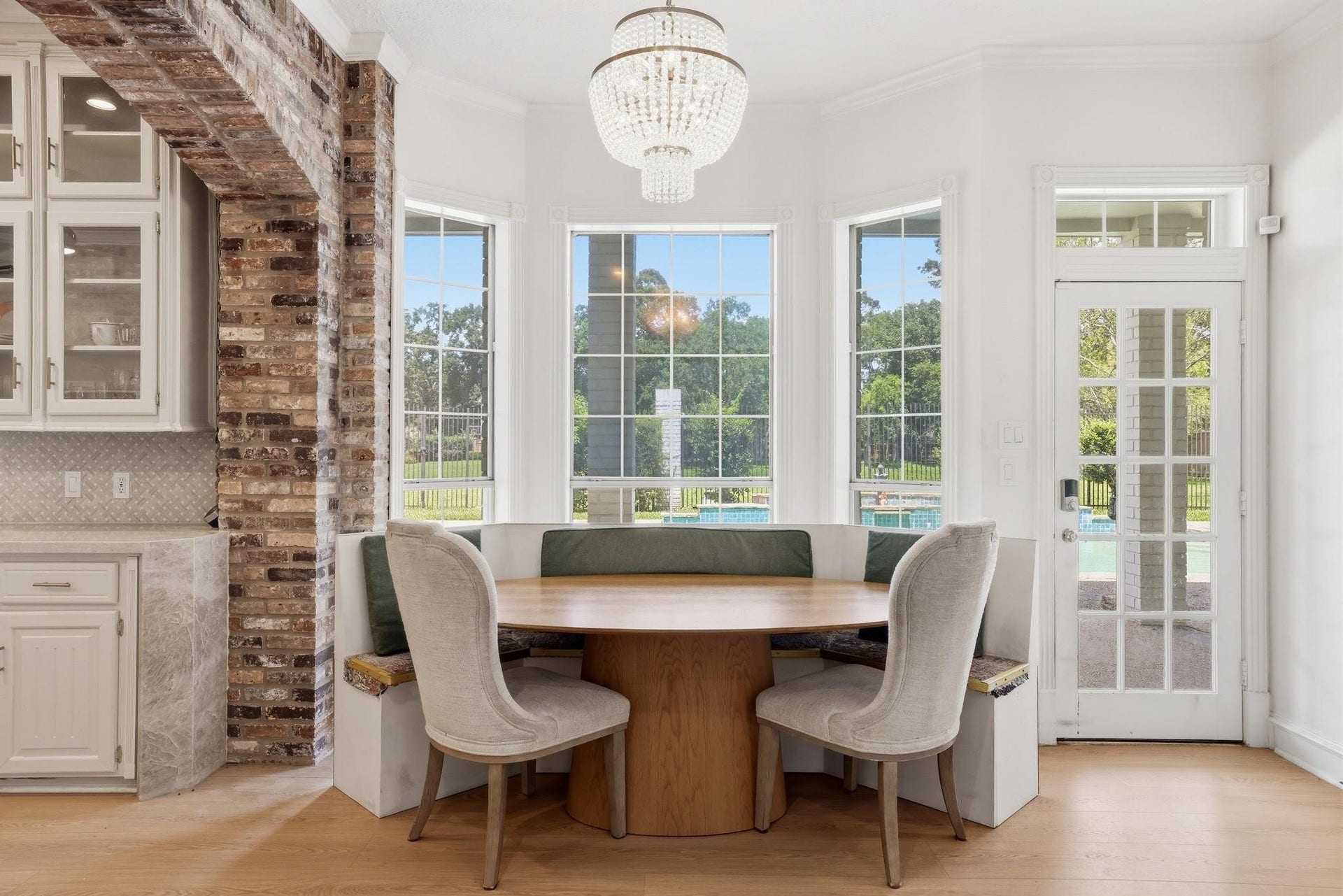 2922 Cedar Woods Place, Houston, TX 77068 The expansive Breakfast Nook is filled with natural light and offers a seamless connection to the Kitchen while showcasing beautiful views of the backyard.