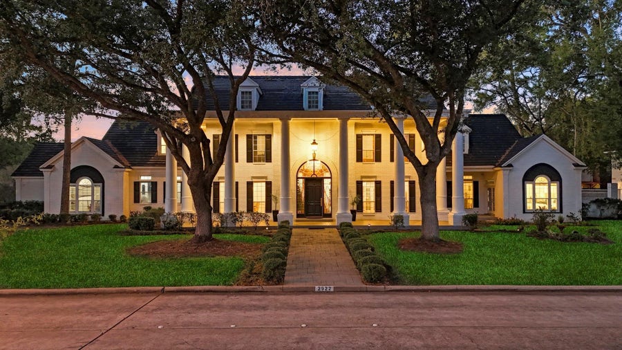 Property photo for 2922 Cedar Woods Place, Houston, TX