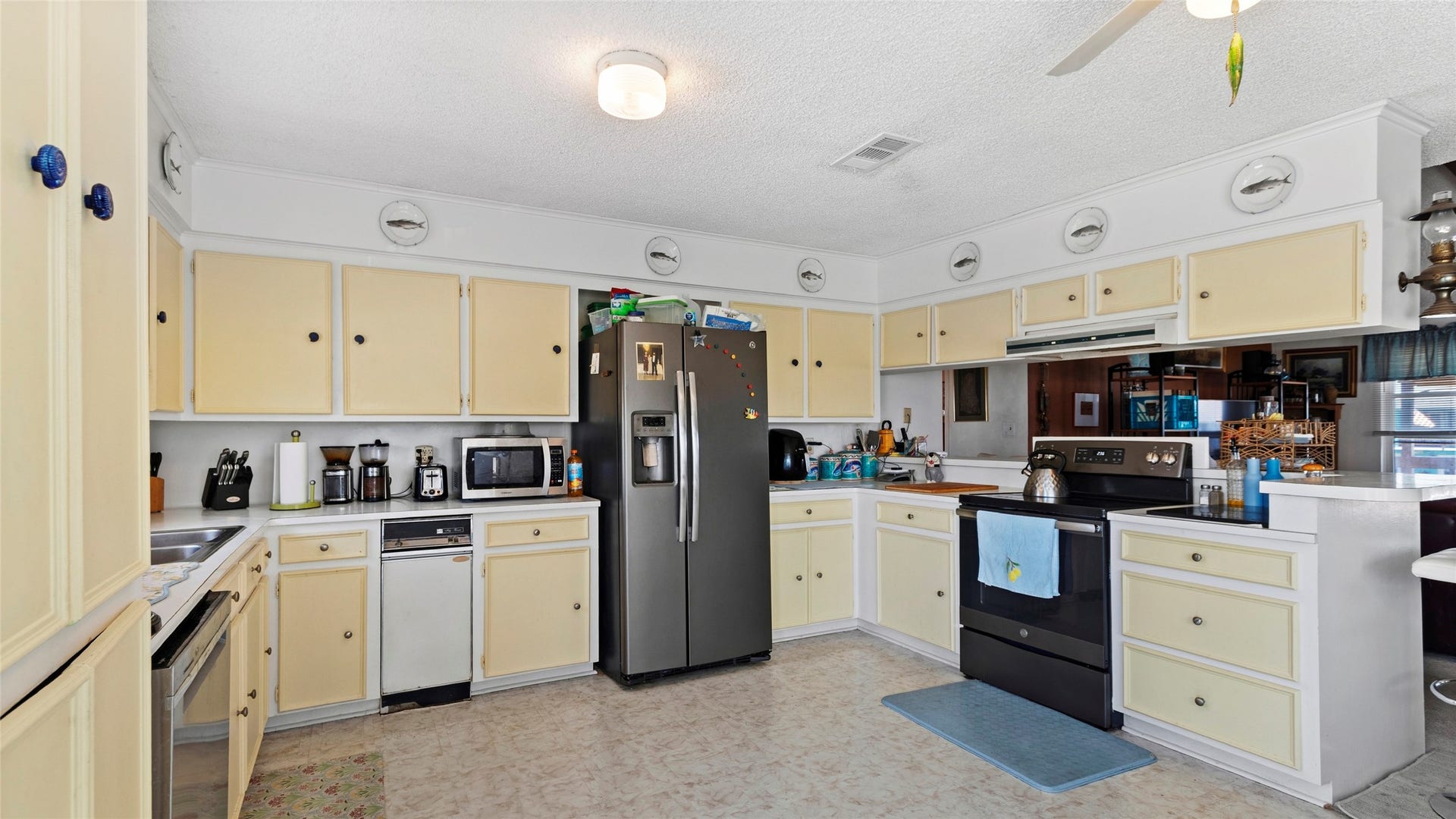 1097 Redfish Street, Bayou Vista, TX 77563 Large kitchen with tons of cabinet space