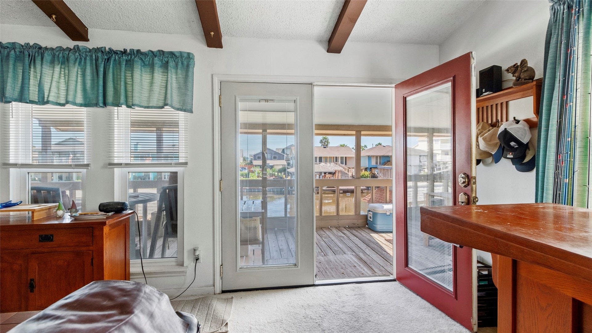 1097 Redfish Street, Bayou Vista, TX 77563 Access to the deck from the living room