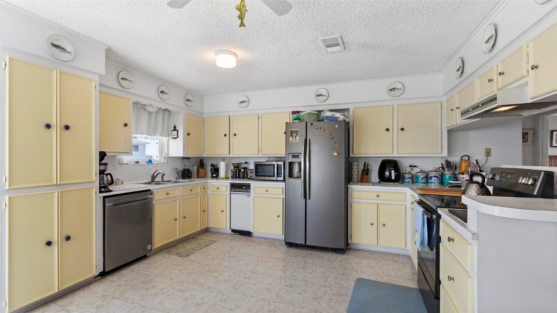 1097 Redfish Street, Bayou Vista, TX 77563 Large kitchen with tons of cabinet space