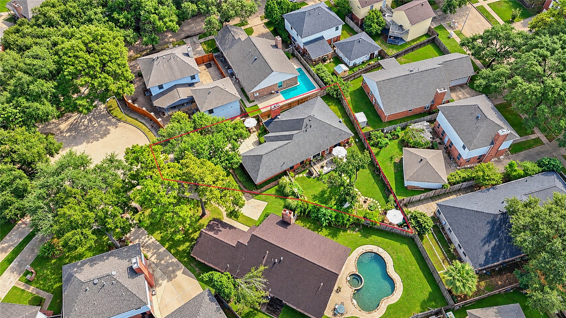 6839 Hertford Park Drive, Houston, TX 77084 An aerial view highlights the homes cul-de-sac setting within an established neighborhood.